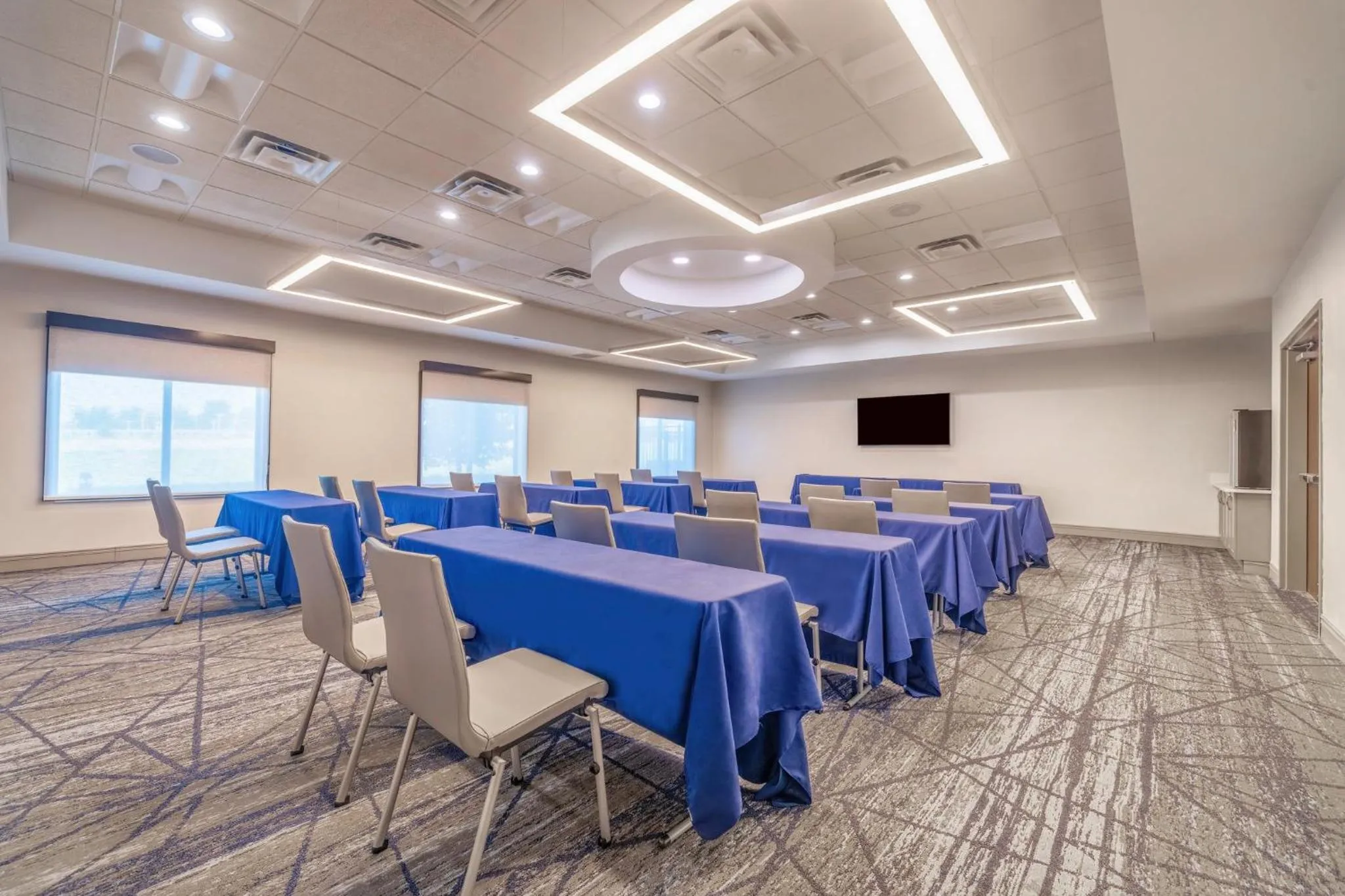 Meeting/conference room in Holiday Inn Express & Suites Kansas City Airport by IHG