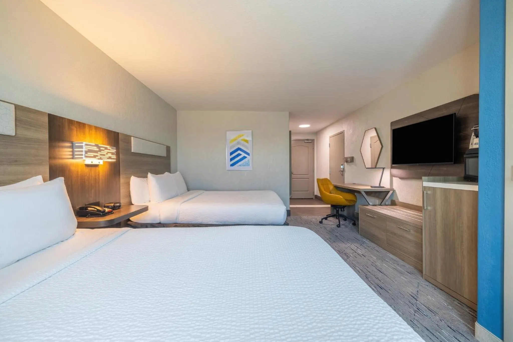 Photo of the whole room, Bed in Holiday Inn Express & Suites Kansas City Airport by IHG