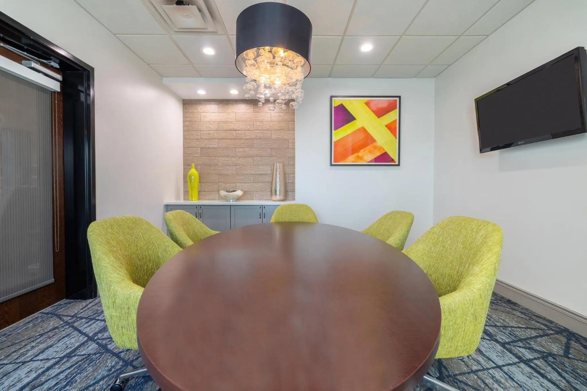 Meeting/conference room in Holiday Inn Express & Suites Kansas City Airport by IHG