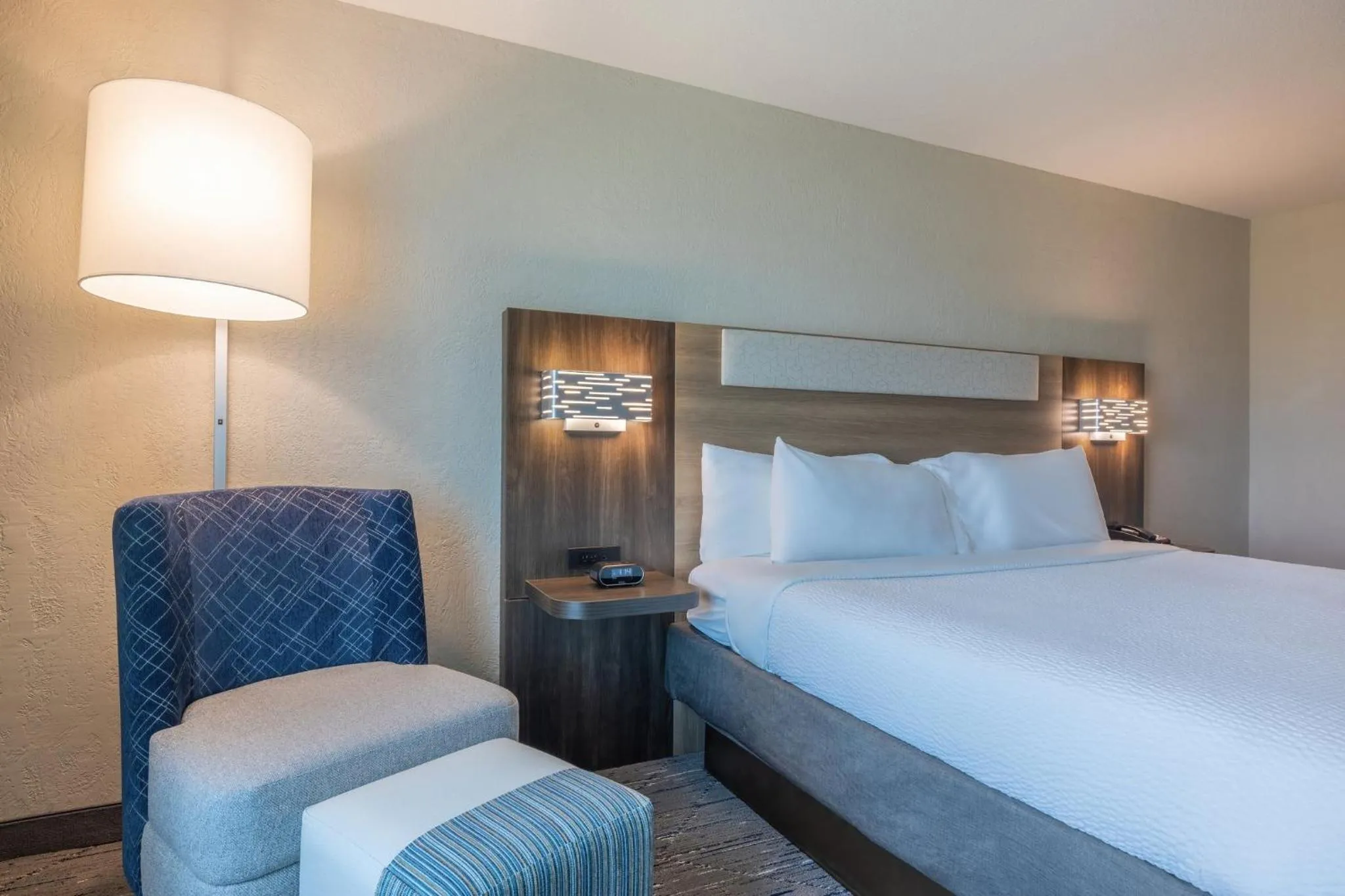 Photo of the whole room, Bed in Holiday Inn Express & Suites Kansas City Airport by IHG