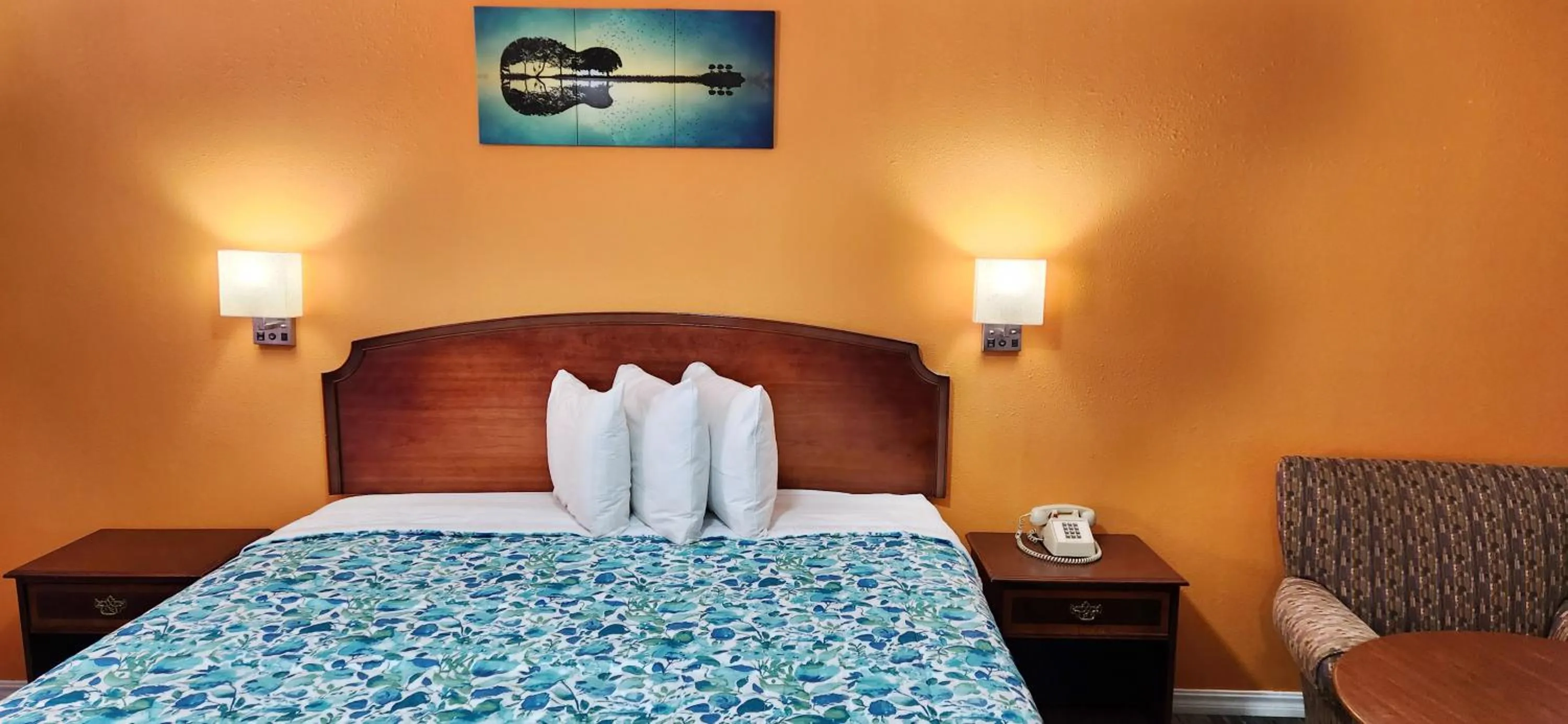 Bed in Swiss Village Inn