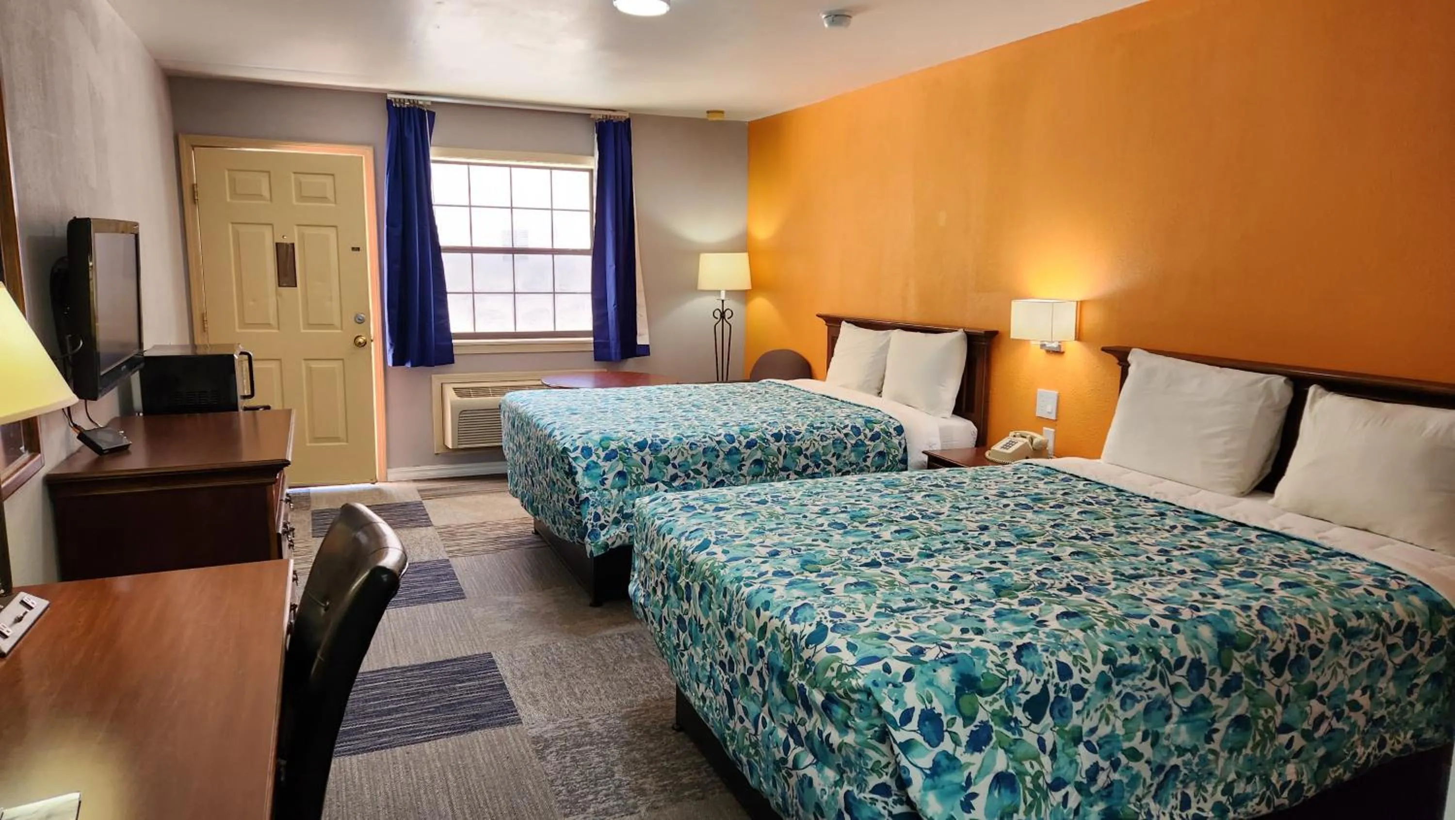 Bed in Swiss Village Inn