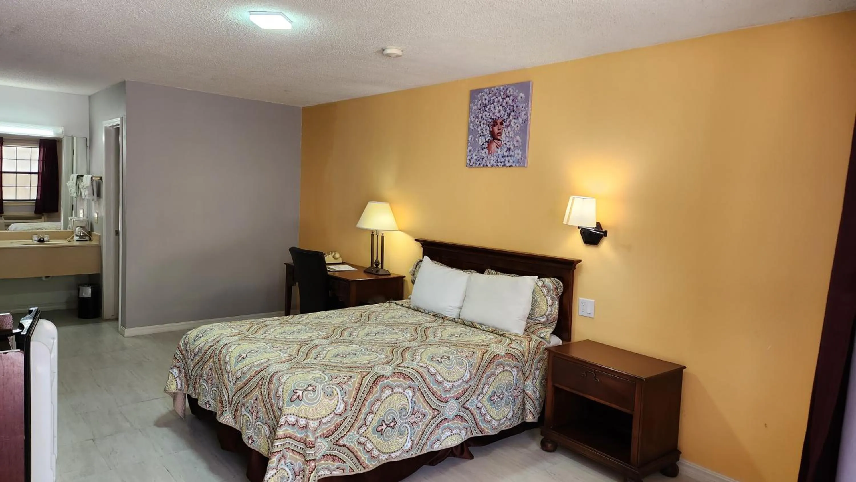 Bed in Swiss Village Inn