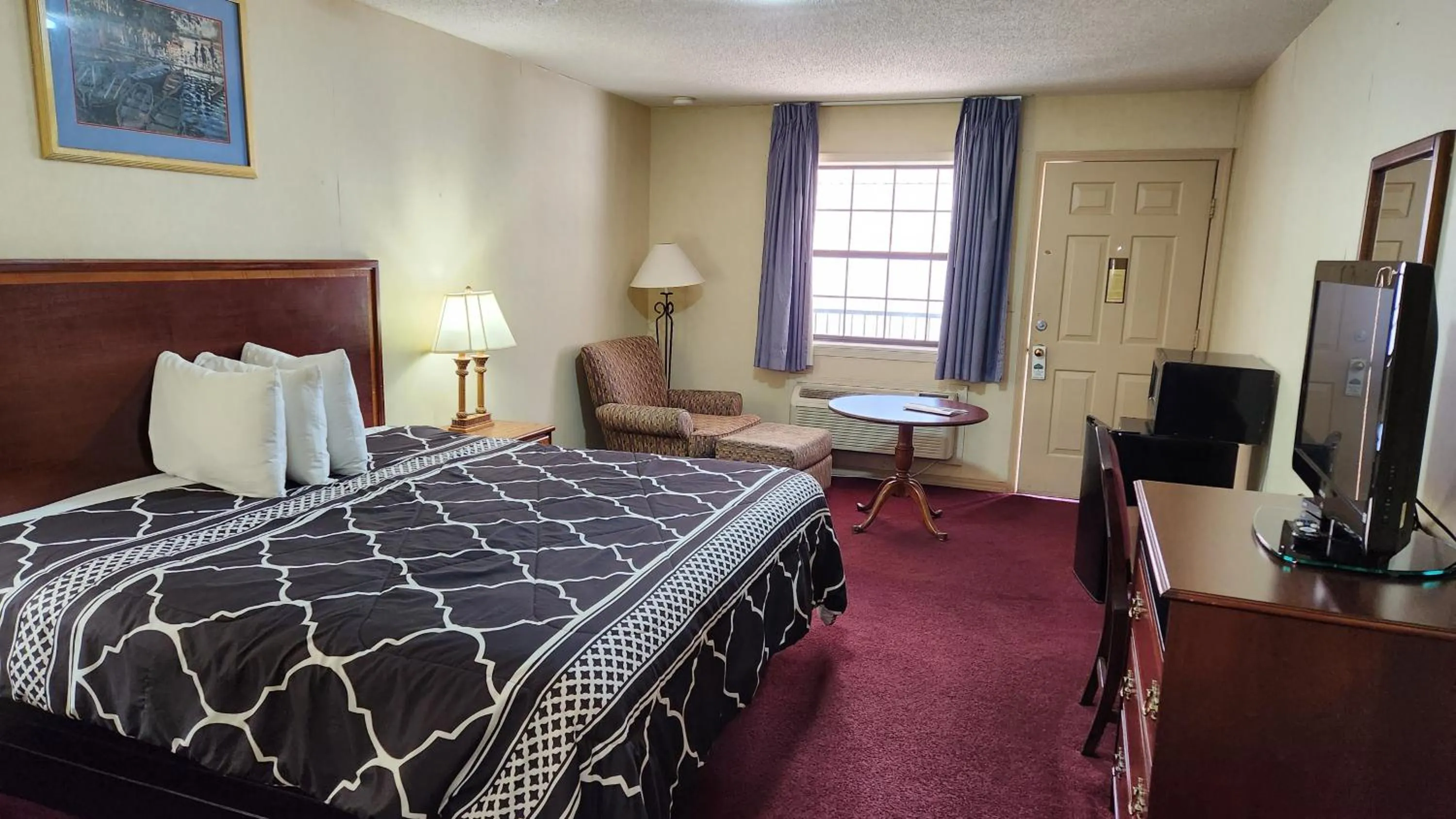 Bed in Swiss Village Inn