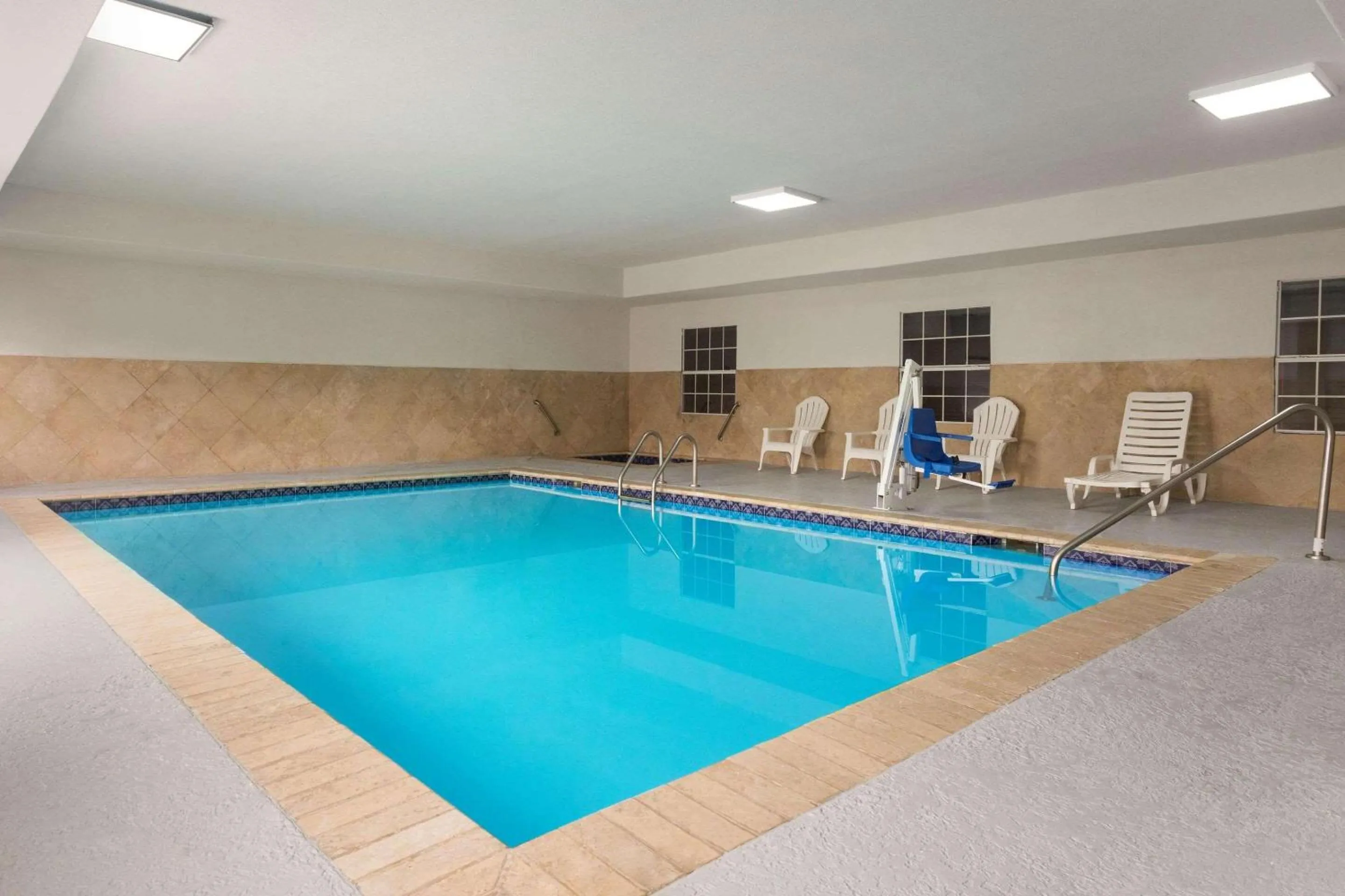 Swimming pool in Country Inn & Suites by Radisson, Jackson-Airport, MS