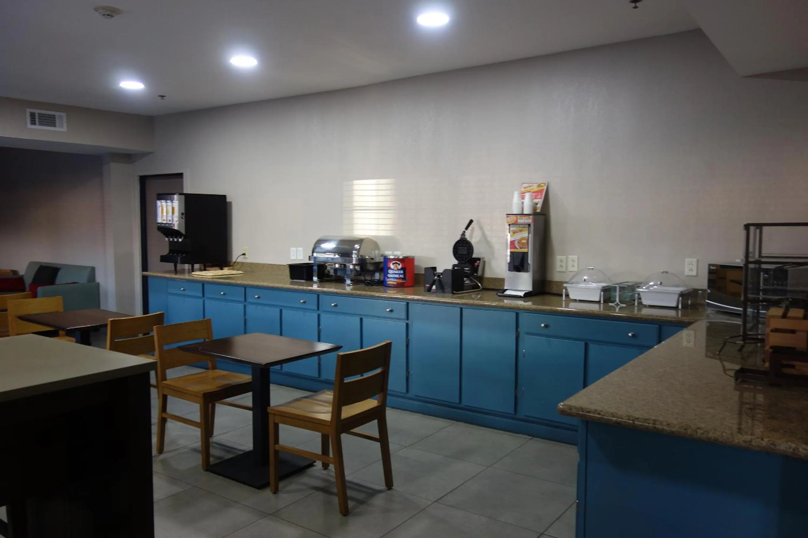 Breakfast in Country Inn & Suites by Radisson, Jackson-Airport, MS