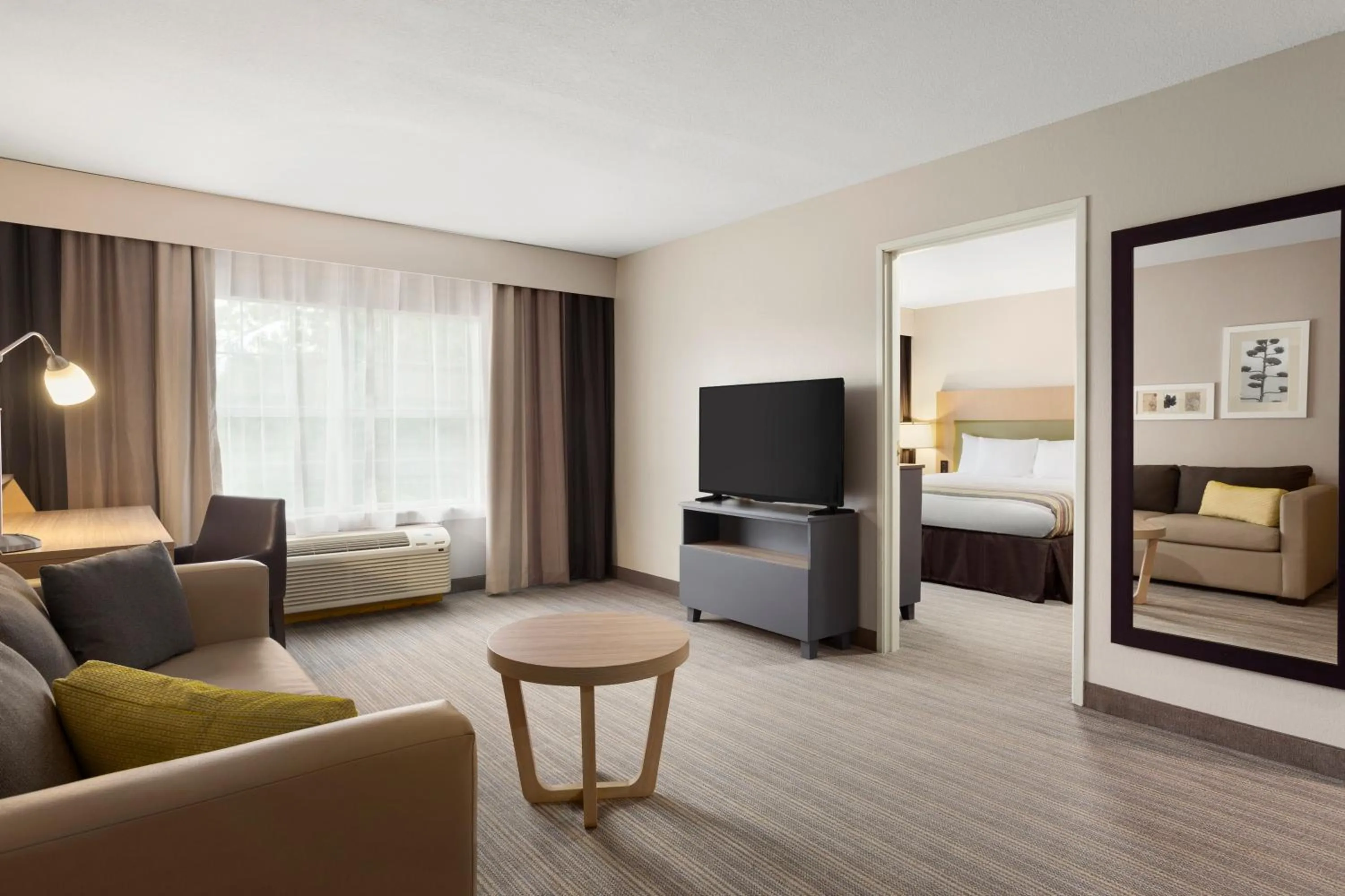 TV and multimedia, Bed in Country Inn & Suites by Radisson, Jackson-Airport, MS