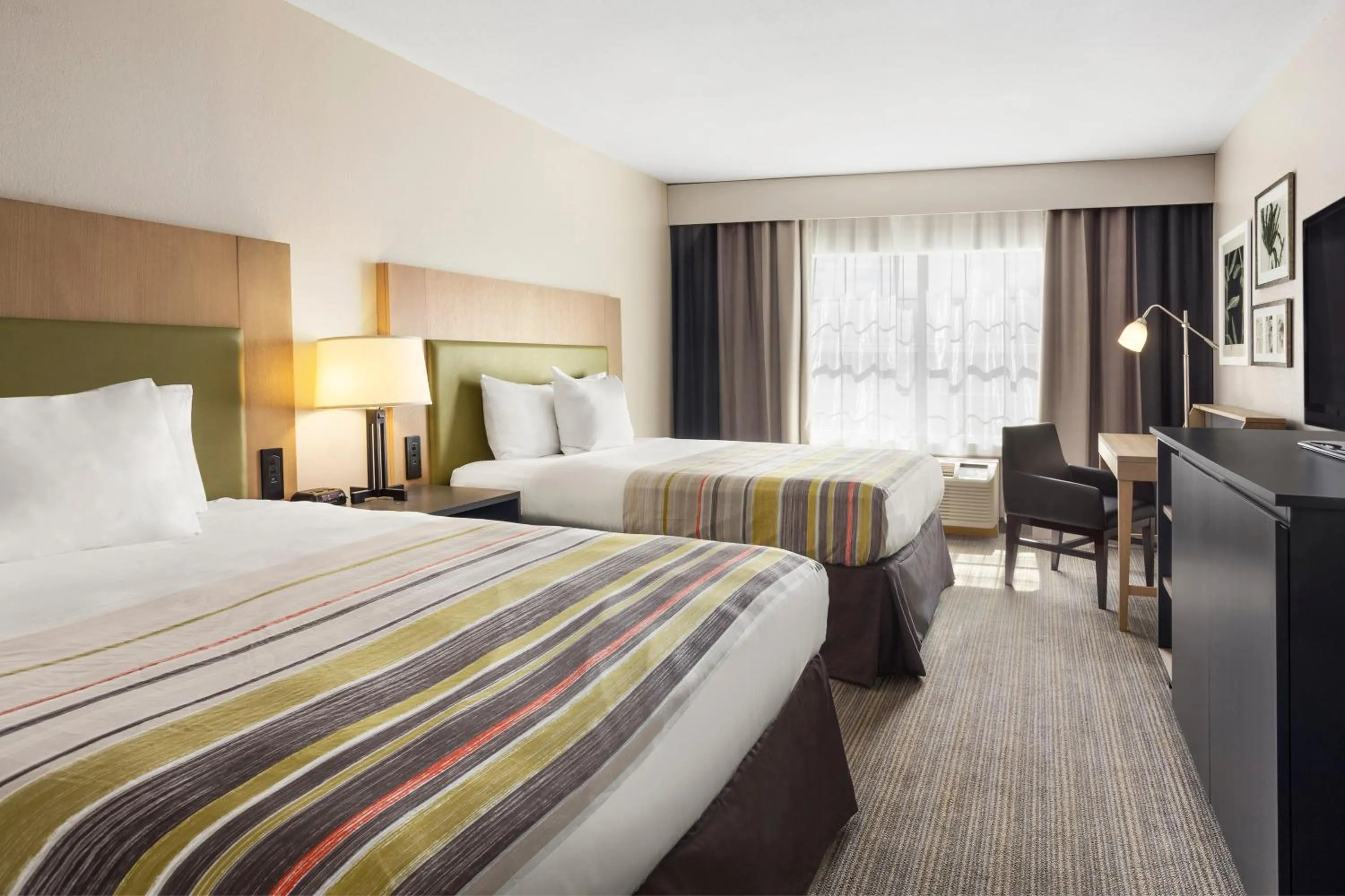TV and multimedia, Bed in Country Inn & Suites by Radisson, Jackson-Airport, MS