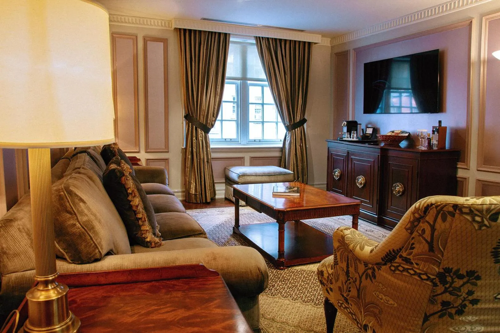 Living room in Windsor Arms Hotel
