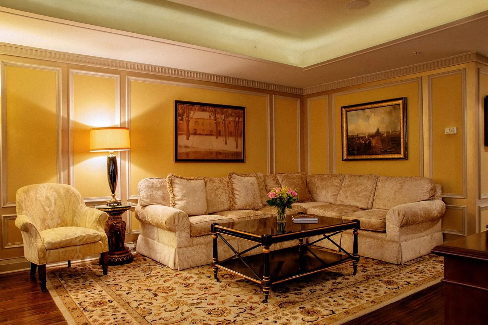 Living room in Windsor Arms Hotel