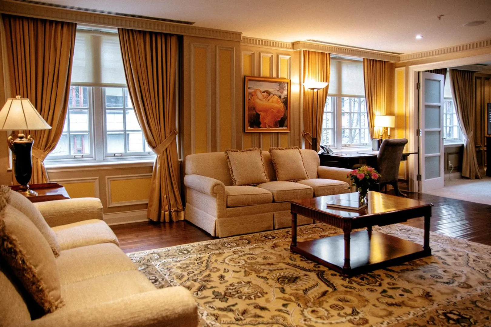 Living room in Windsor Arms Hotel