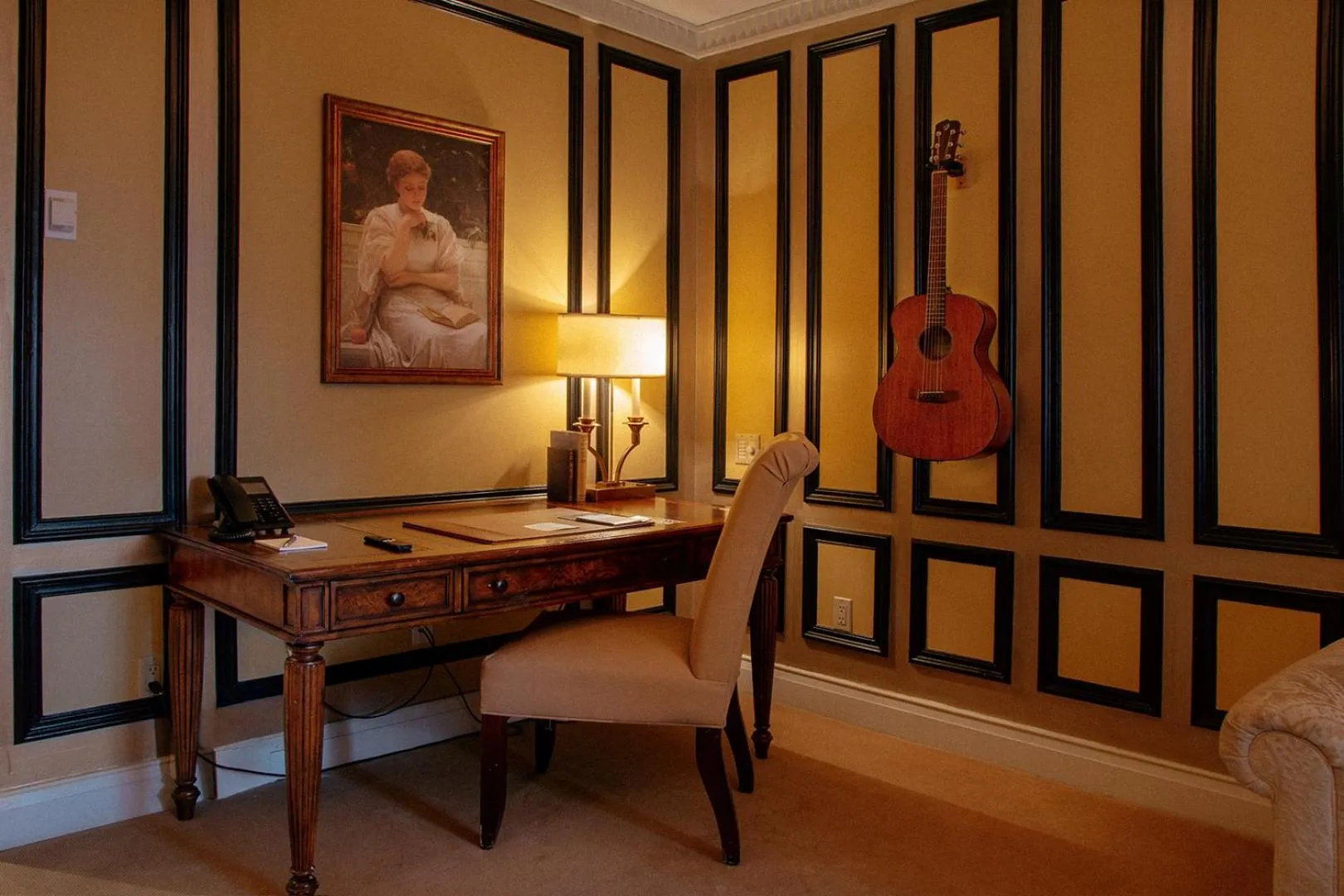 Living room in Windsor Arms Hotel