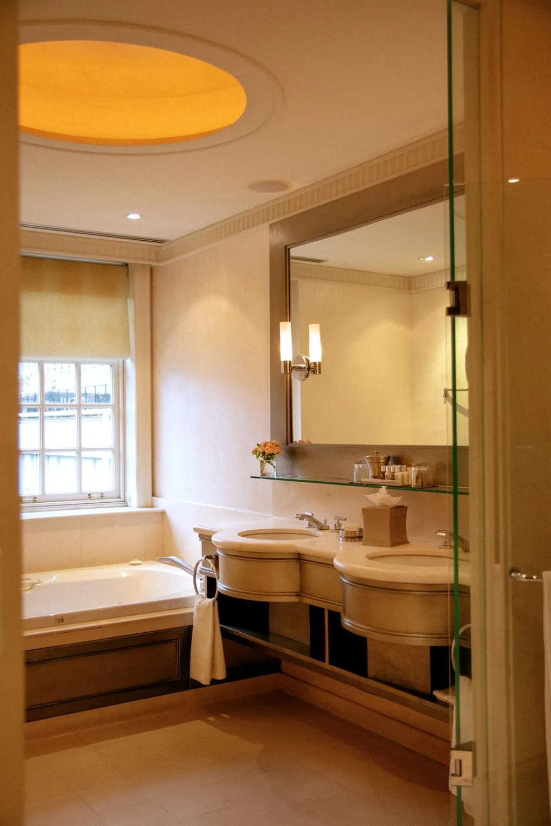Bathroom, Bed in Windsor Arms Hotel