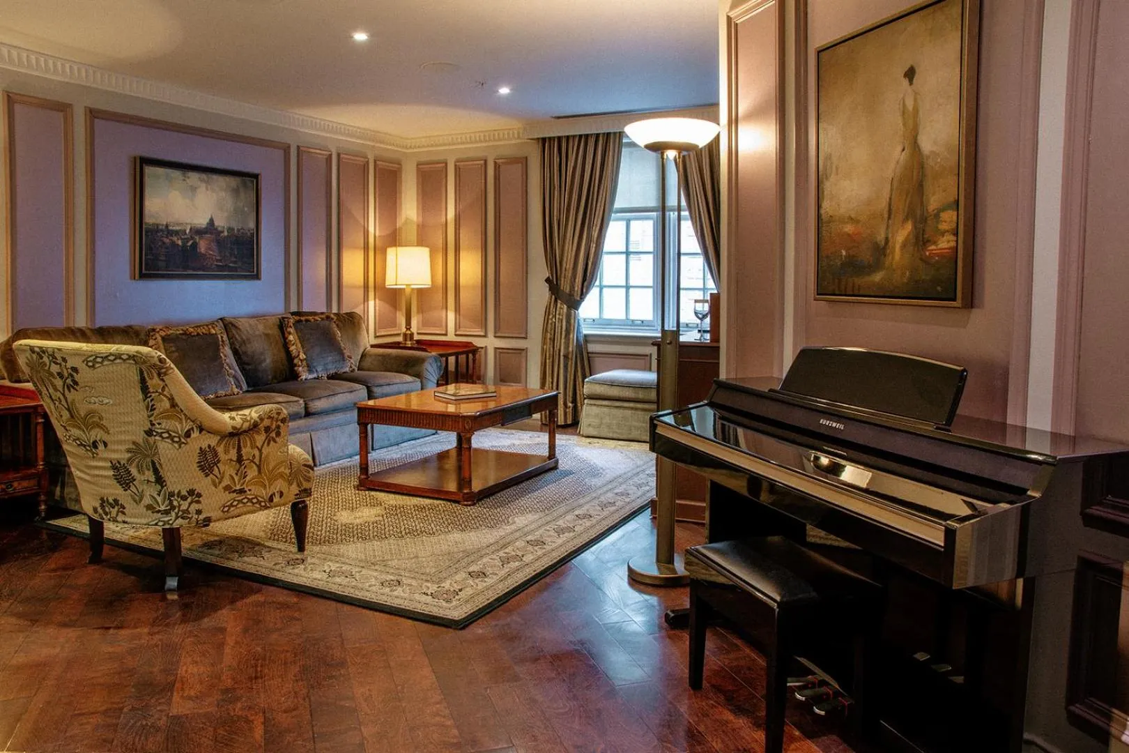 Living room in Windsor Arms Hotel