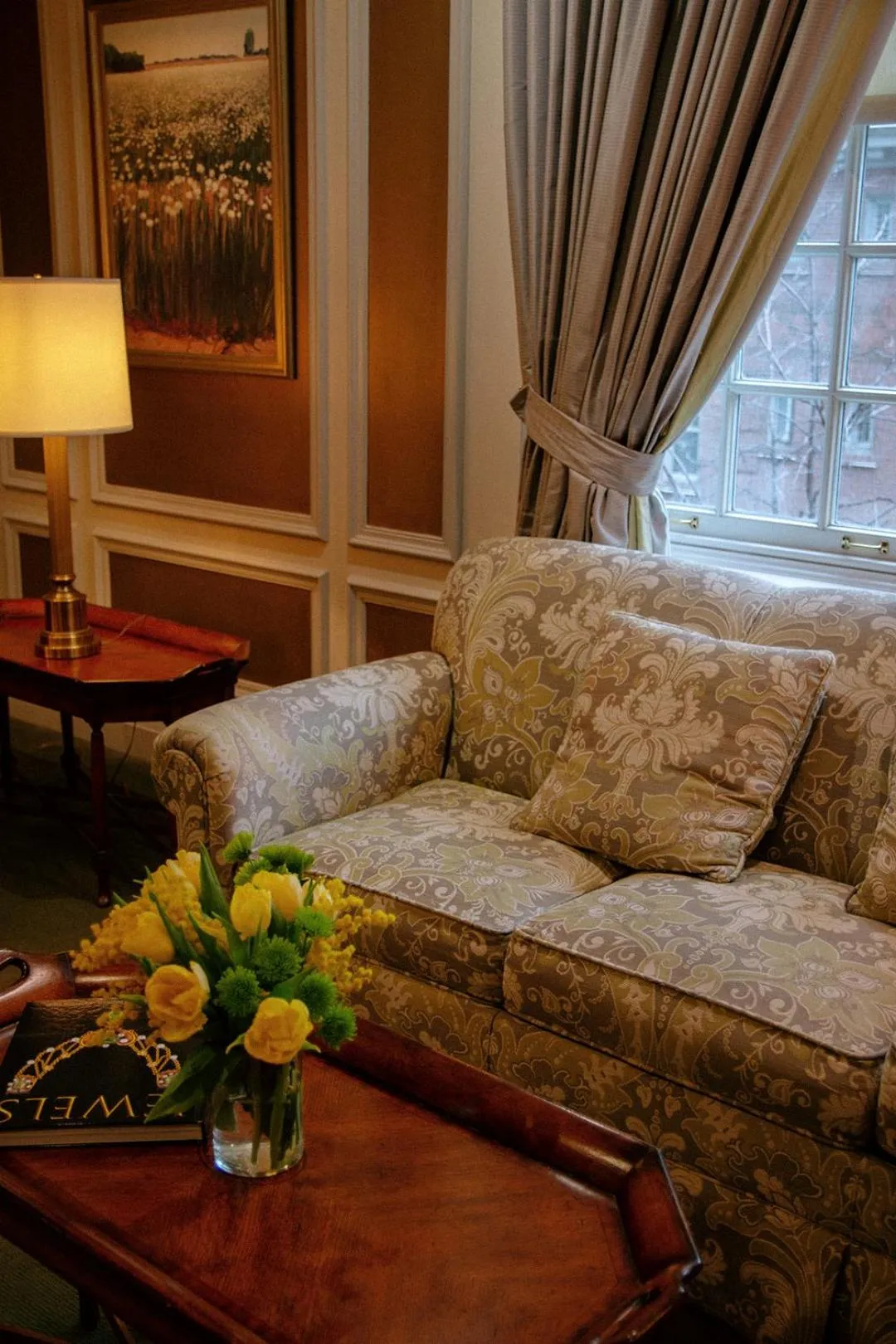 Living room in Windsor Arms Hotel