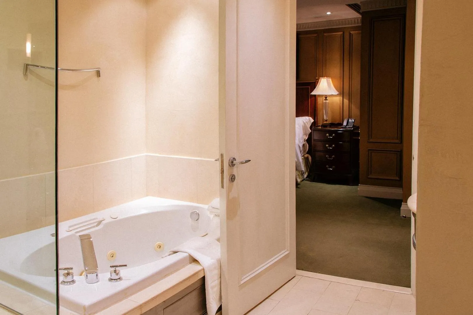 Bathroom, Bed in Windsor Arms Hotel
