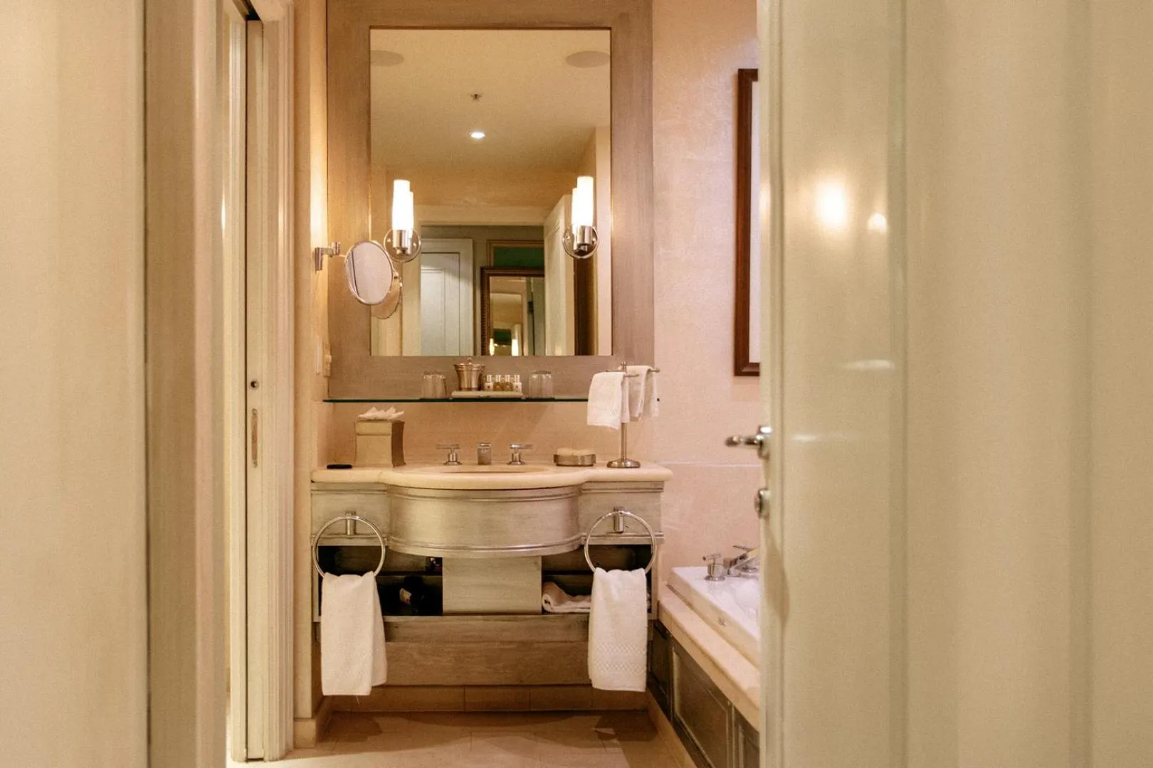 Bathroom in Windsor Arms Hotel