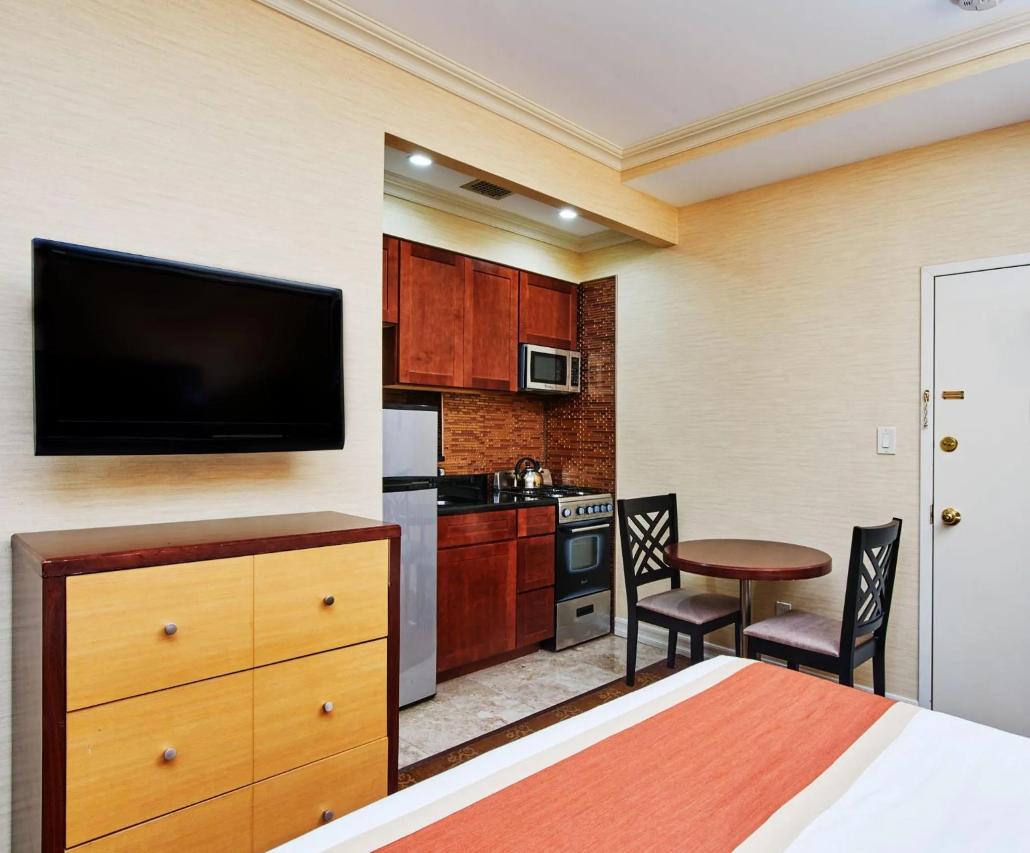 Kitchen or kitchenette, Bed in Radio City Apartments
