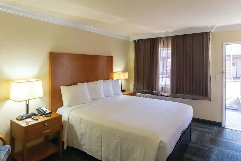 Photo of the whole room, Bed in Inn at San Luis Obispo