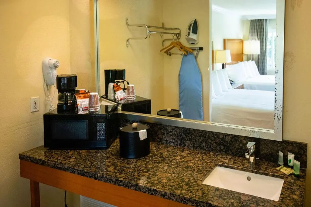 Coffee/tea facilities, Bed in Inn at San Luis Obispo