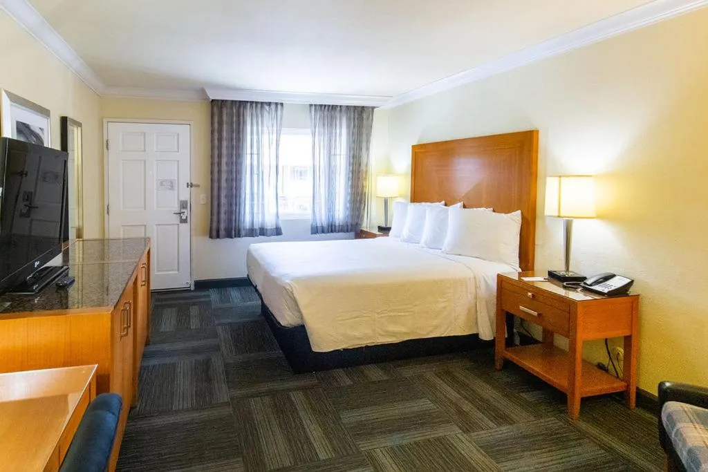 Bedroom, Bed in Inn at San Luis Obispo