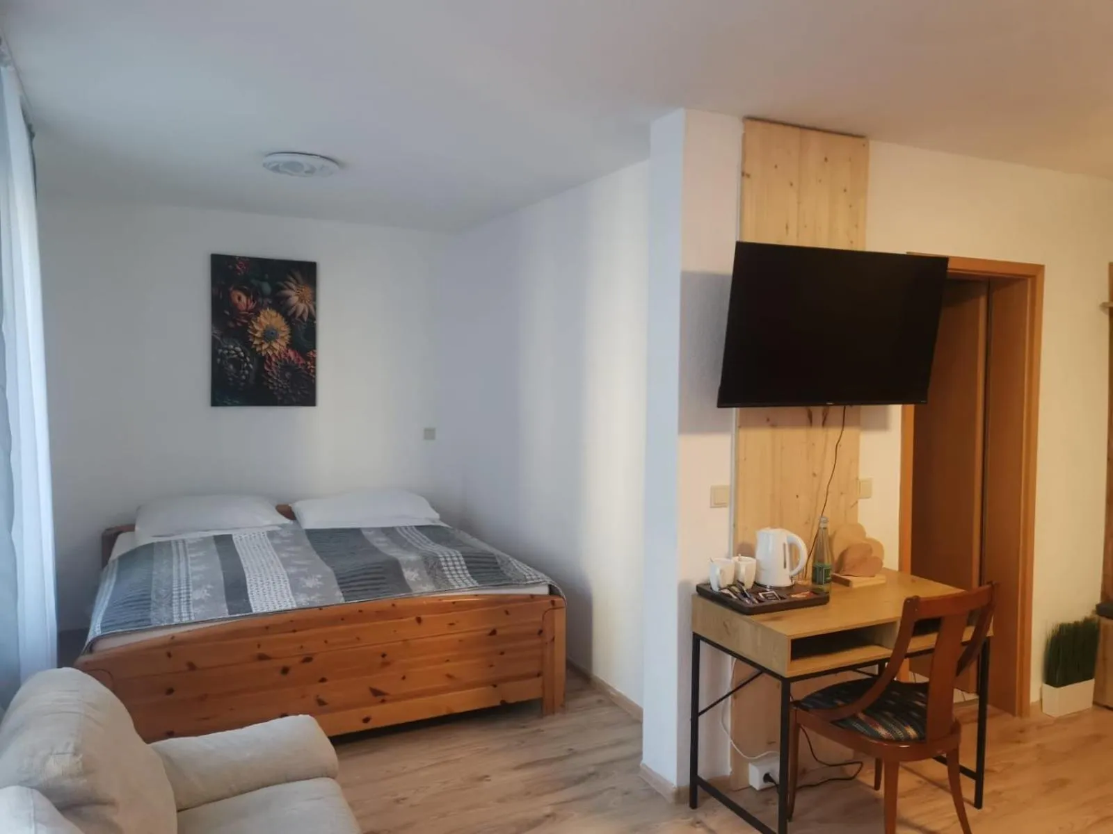 Photo of the whole room, Bed in Wild West Hotel