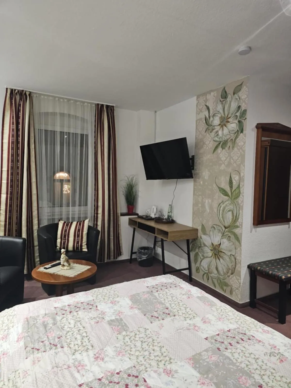 Photo of the whole room, Bed in Wild West Hotel