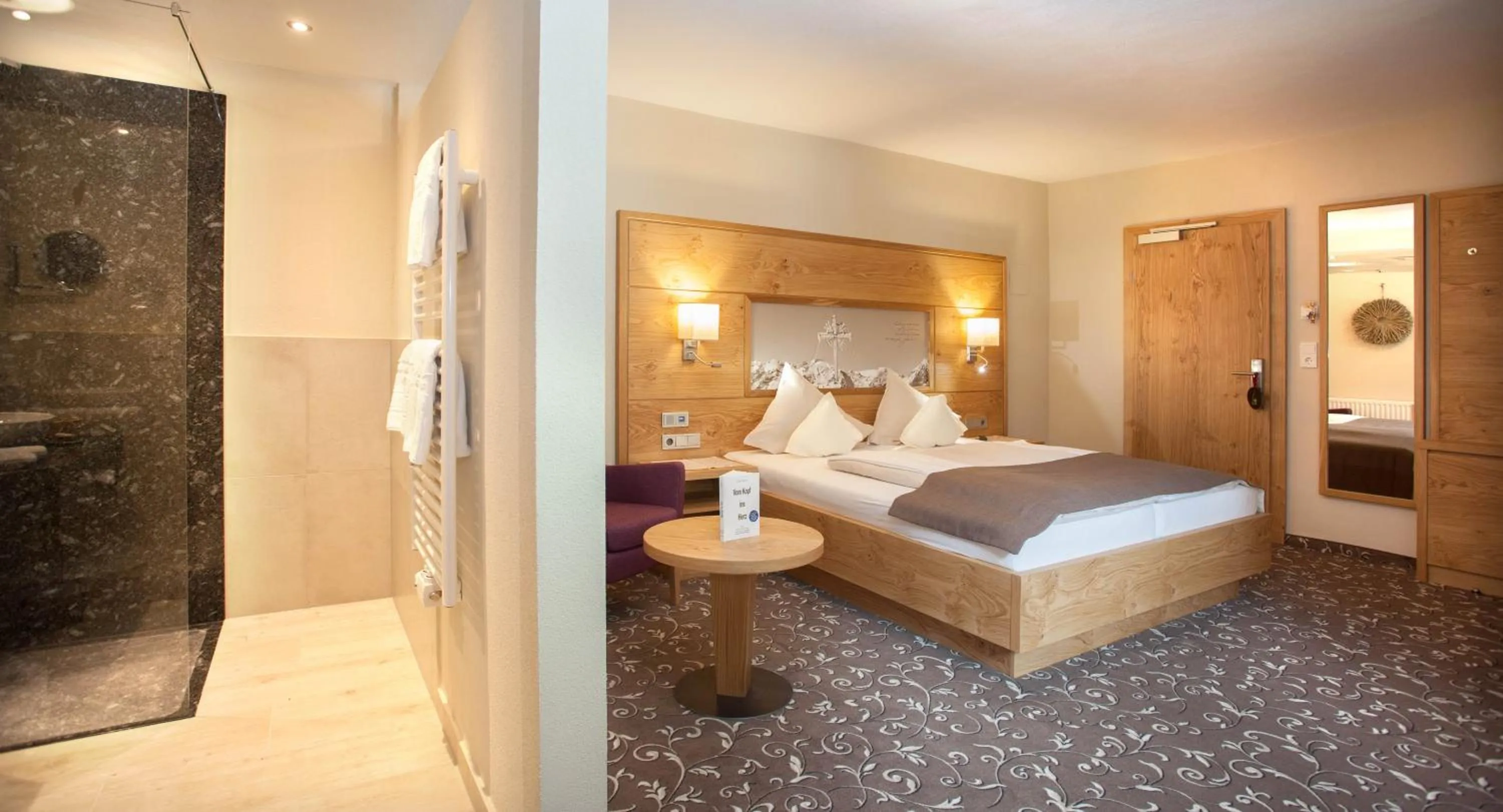 Photo of the whole room, Bed in Hotel Stern