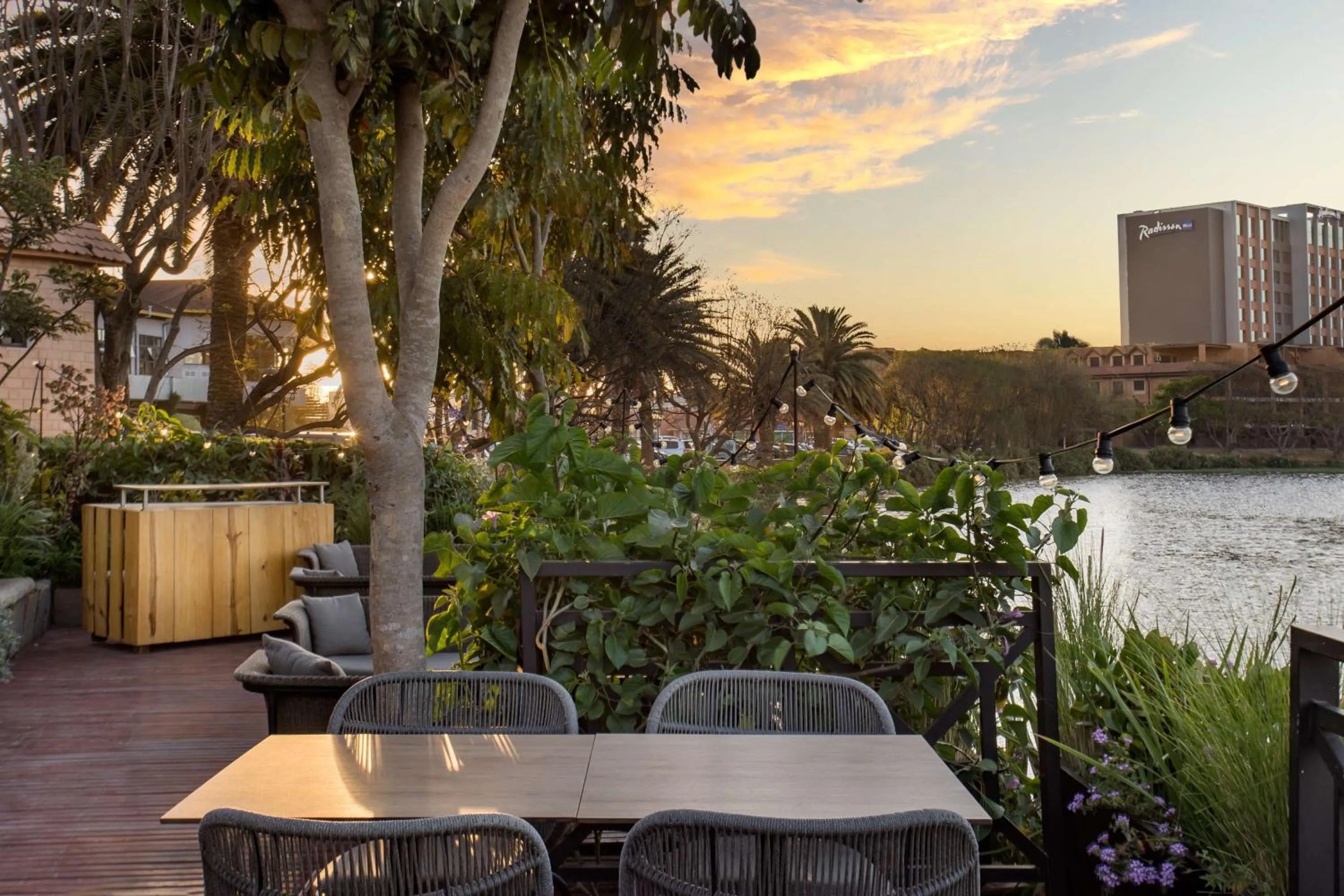 Restaurant/places to eat in Radisson Hotel Tamboho Waterfront Antananarivo