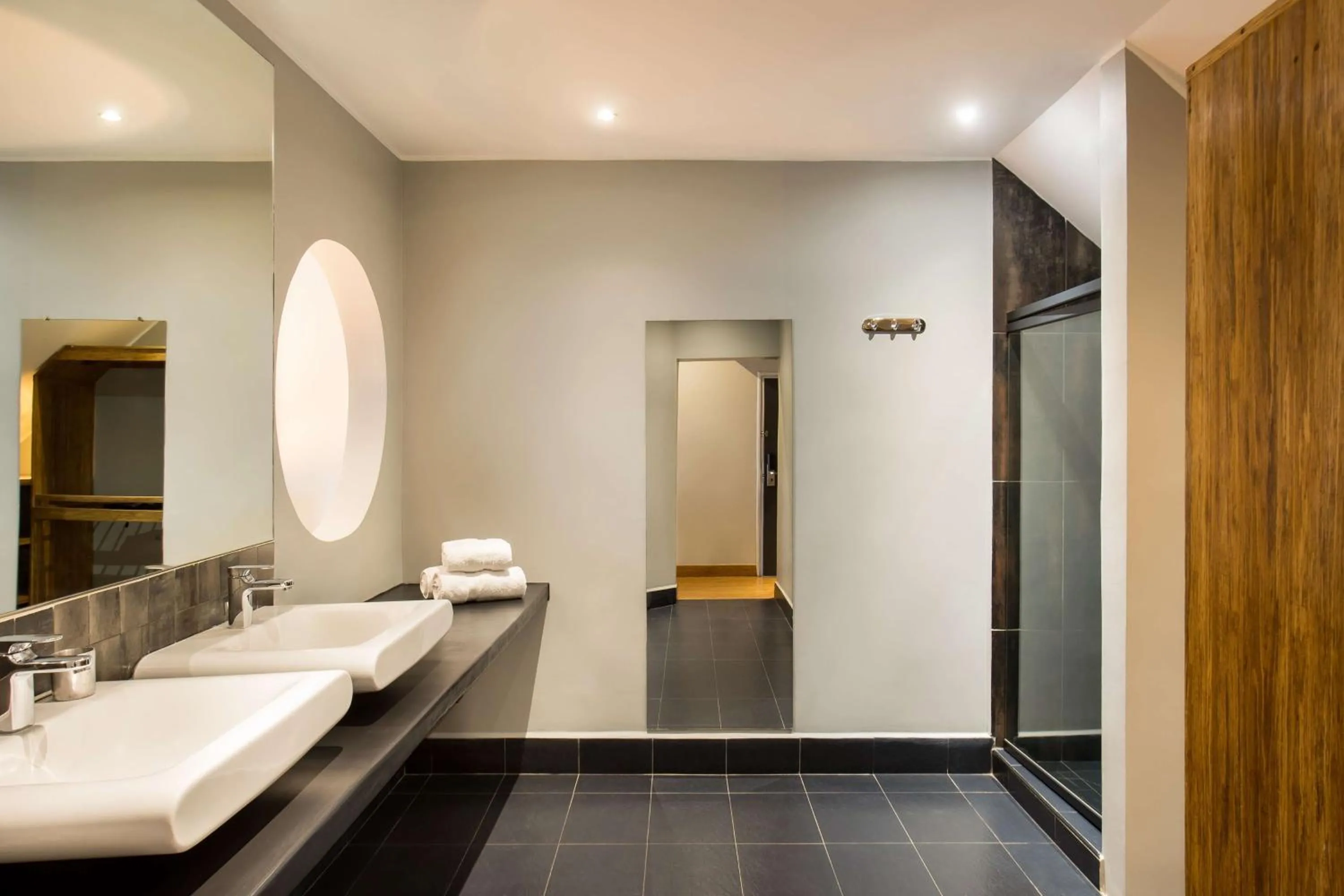 Bathroom in Radisson Hotel Tamboho Waterfront Antananarivo