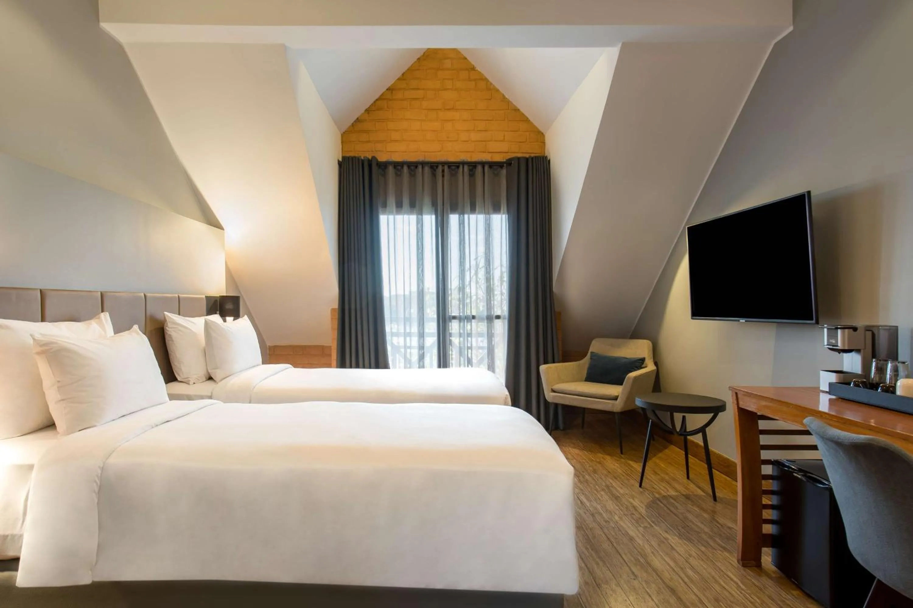 Photo of the whole room, Bed in Radisson Hotel Tamboho Waterfront Antananarivo