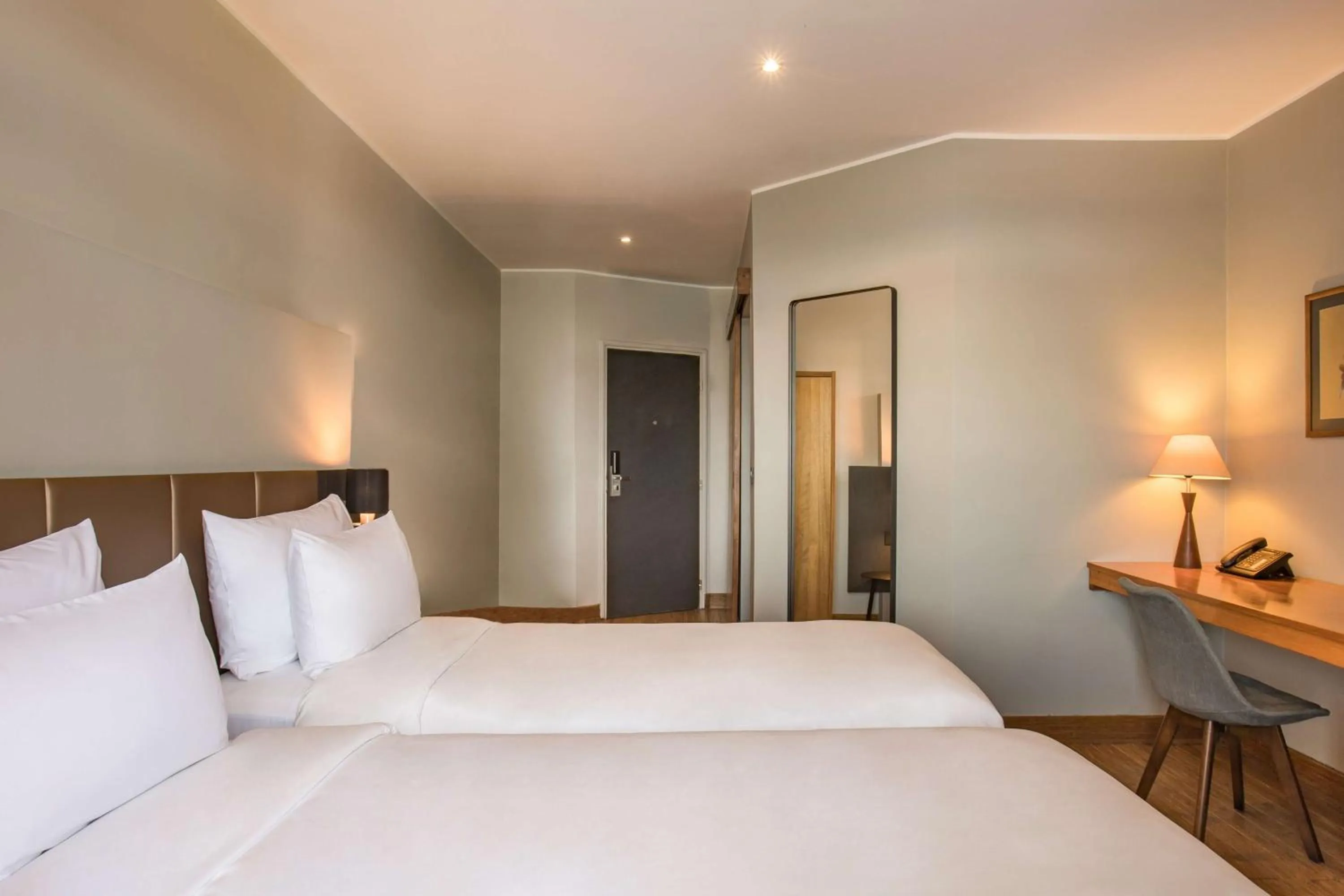 Photo of the whole room, Bed in Radisson Hotel Tamboho Waterfront Antananarivo