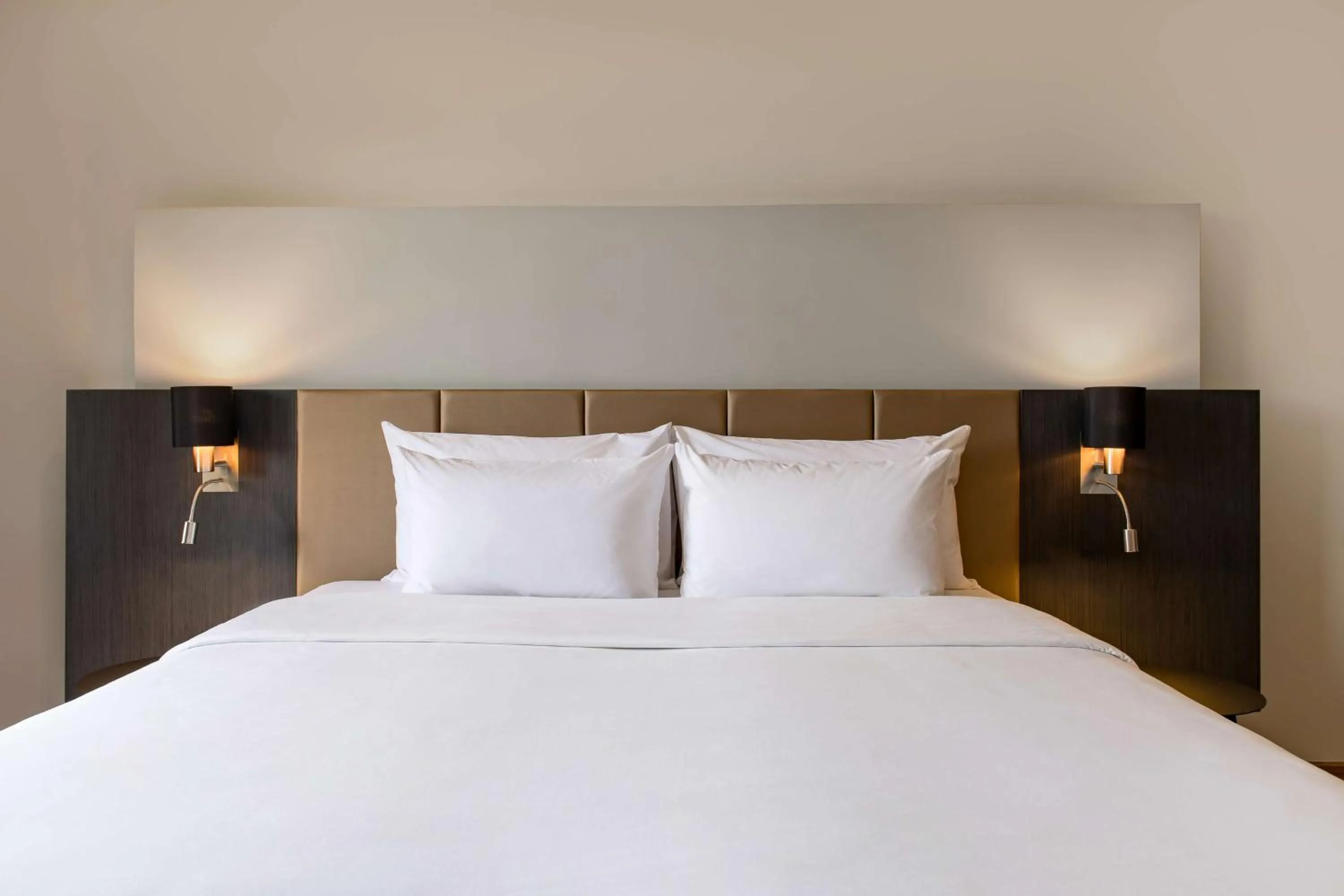 Photo of the whole room, Bed in Radisson Hotel Tamboho Waterfront Antananarivo