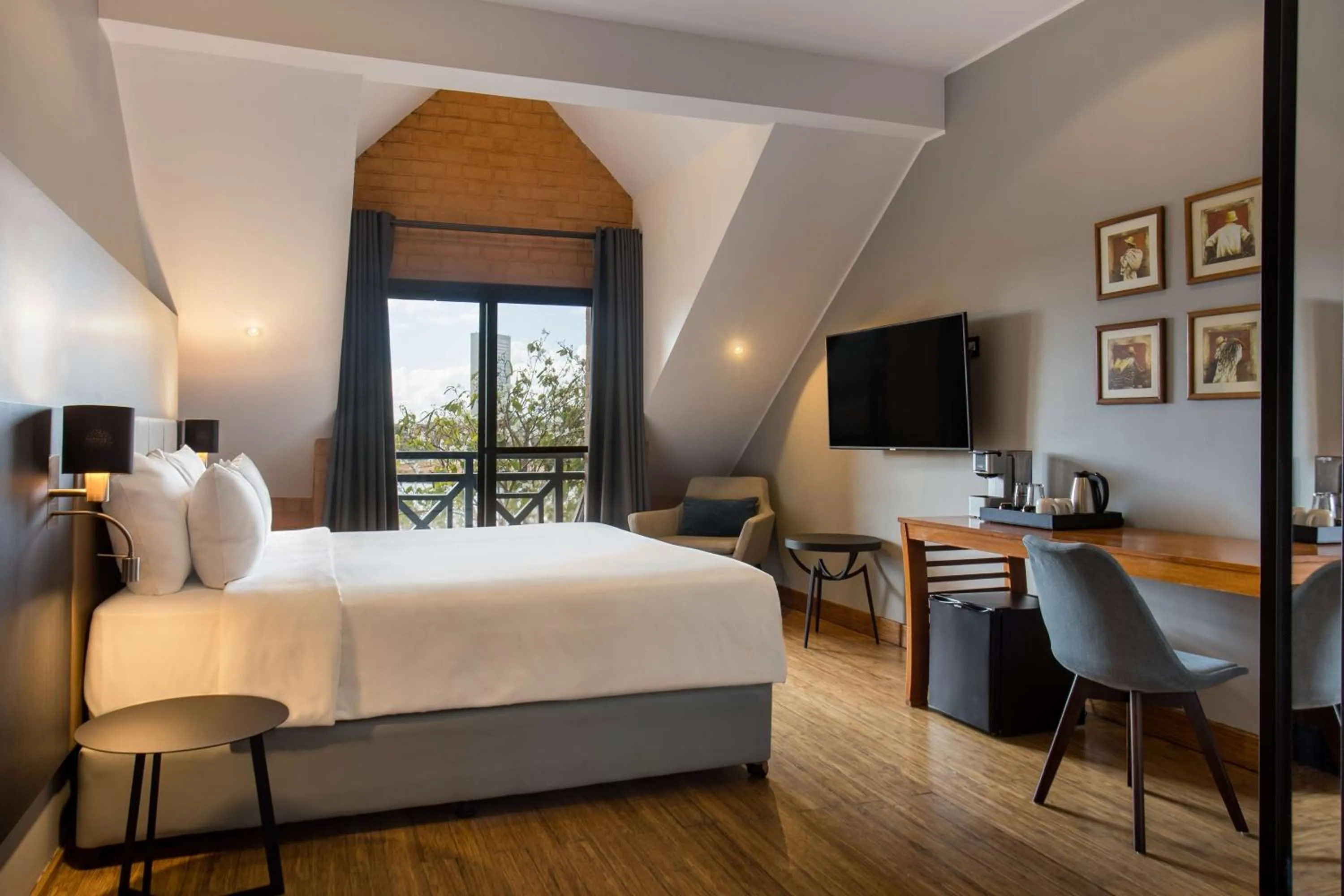 Photo of the whole room, Bed in Radisson Hotel Tamboho Waterfront Antananarivo