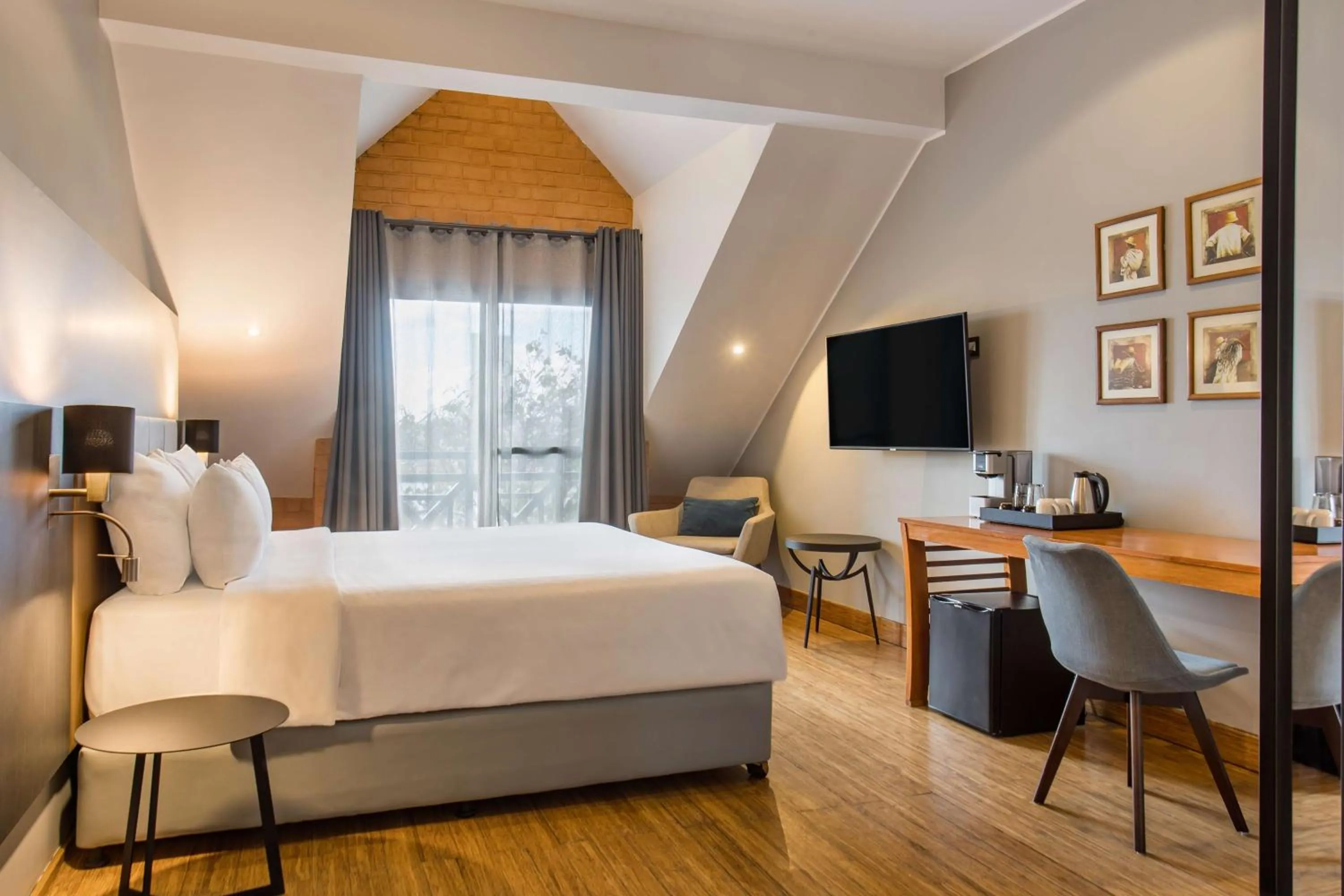 Photo of the whole room, Bed in Radisson Hotel Tamboho Waterfront Antananarivo