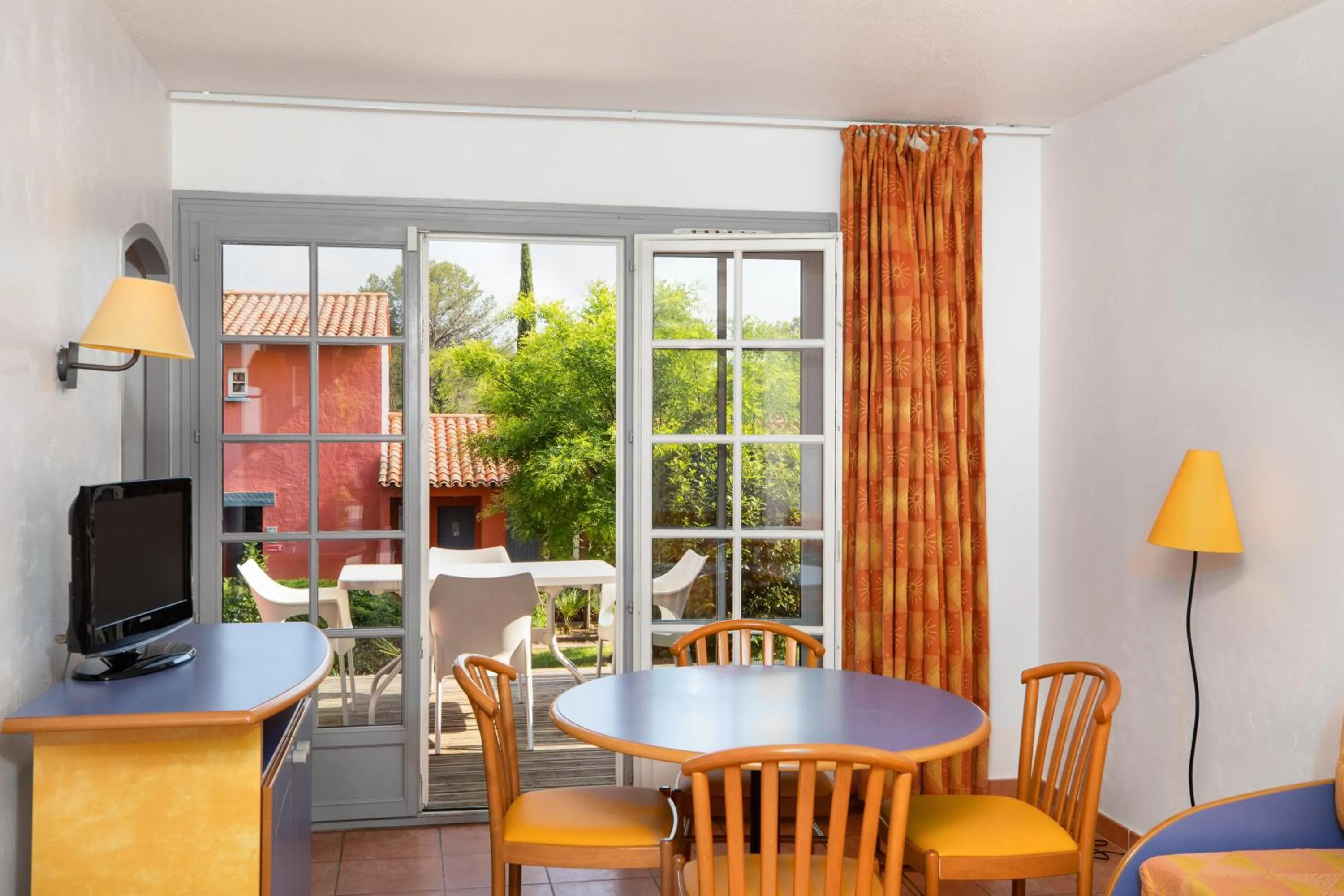 Living room in SOWELL RESIDENCES Chênes Verts