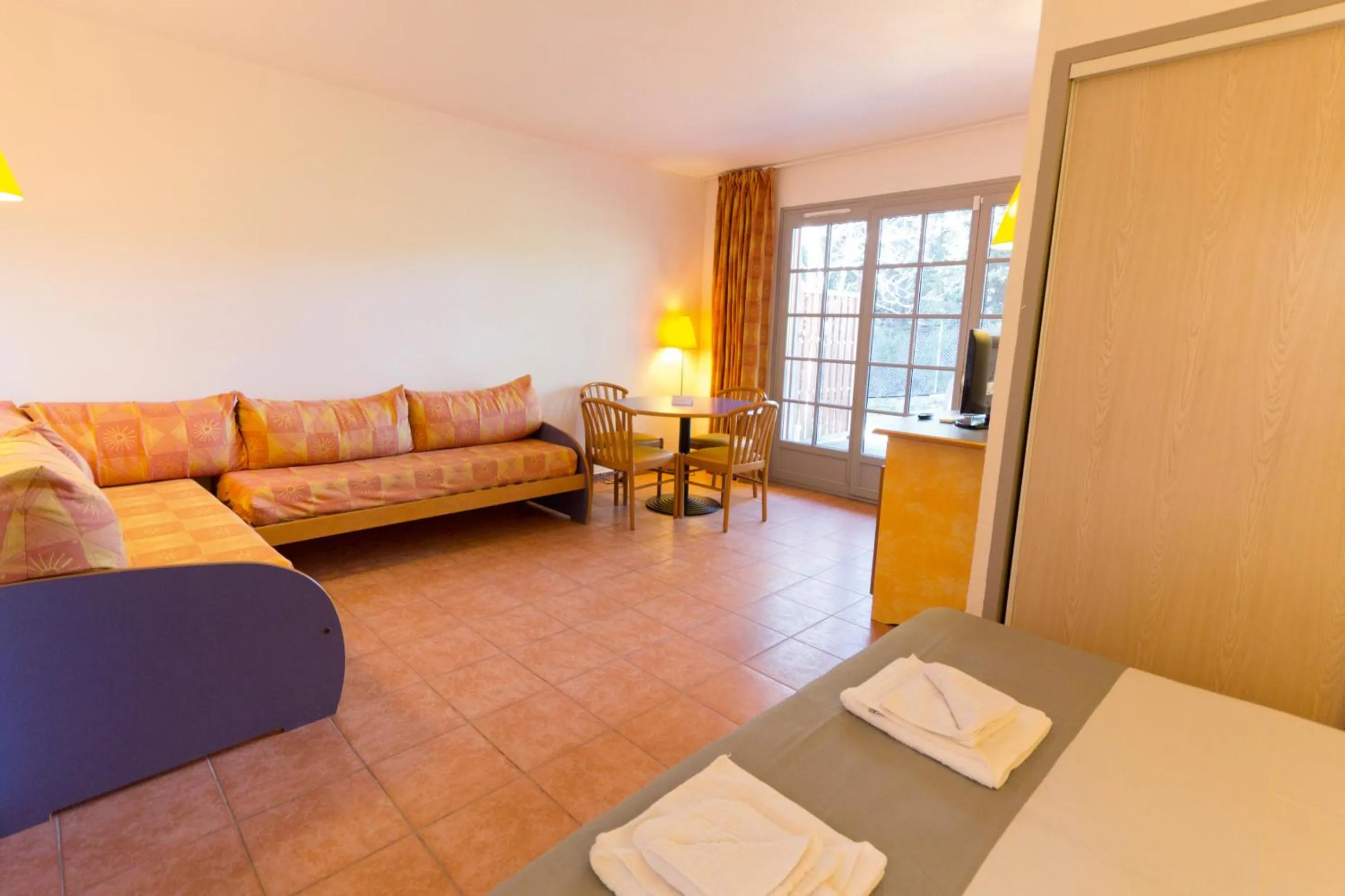 Living room, Bed in SOWELL RESIDENCES Chênes Verts