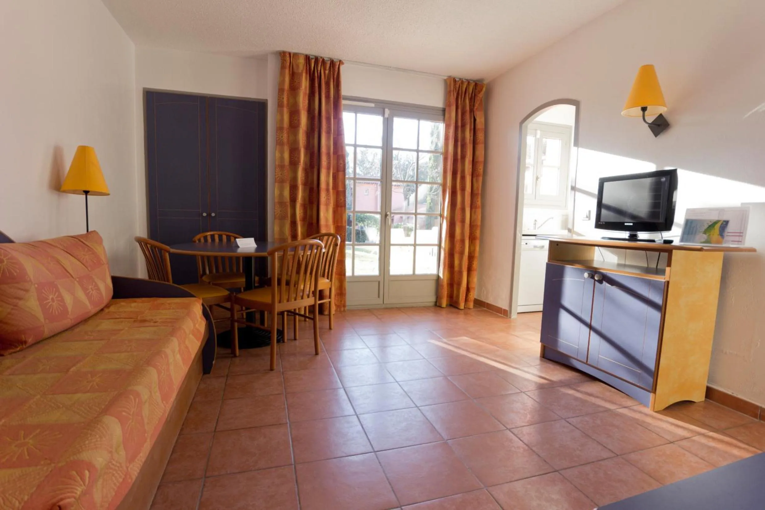 Living room, Bed in SOWELL RESIDENCES Chênes Verts