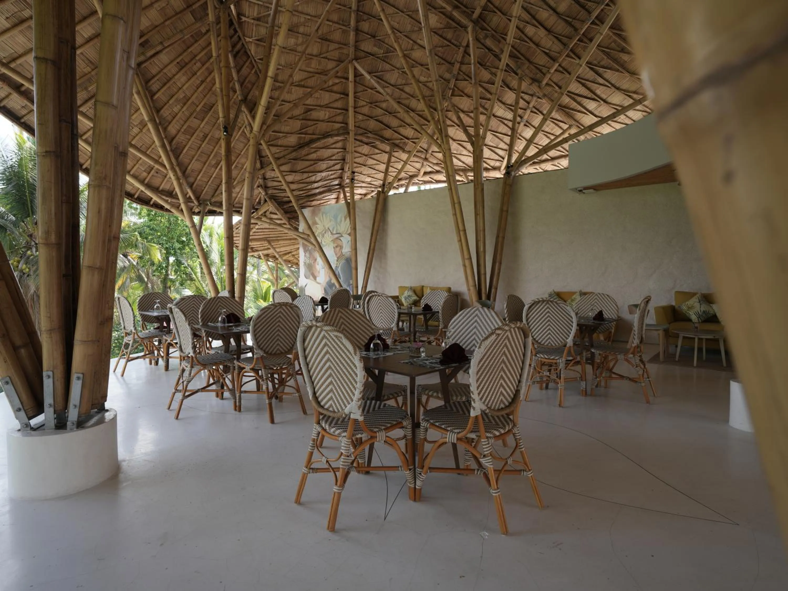 Restaurant/places to eat in Daun Lebar Villas