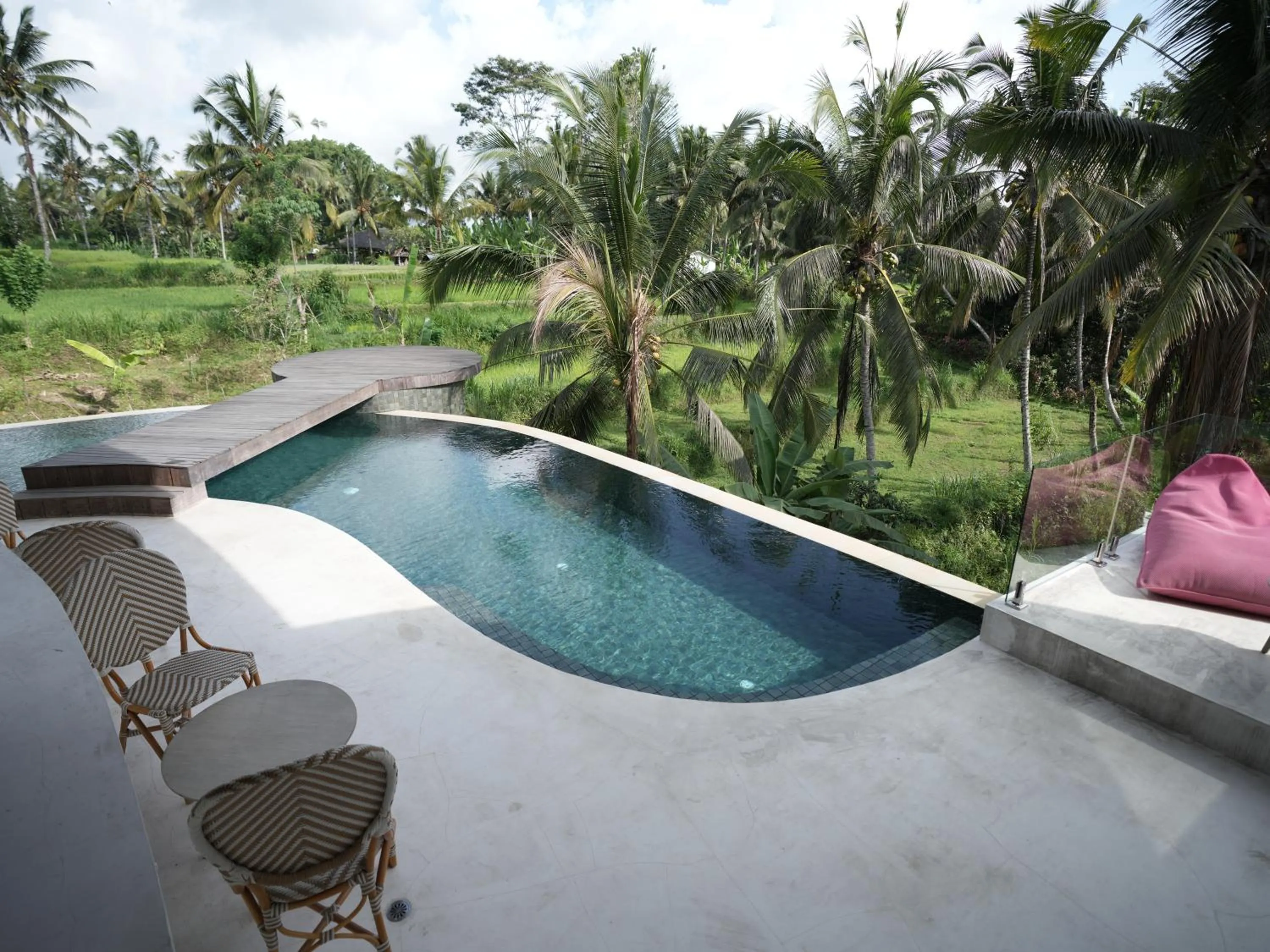 Restaurant/places to eat in Daun Lebar Villas