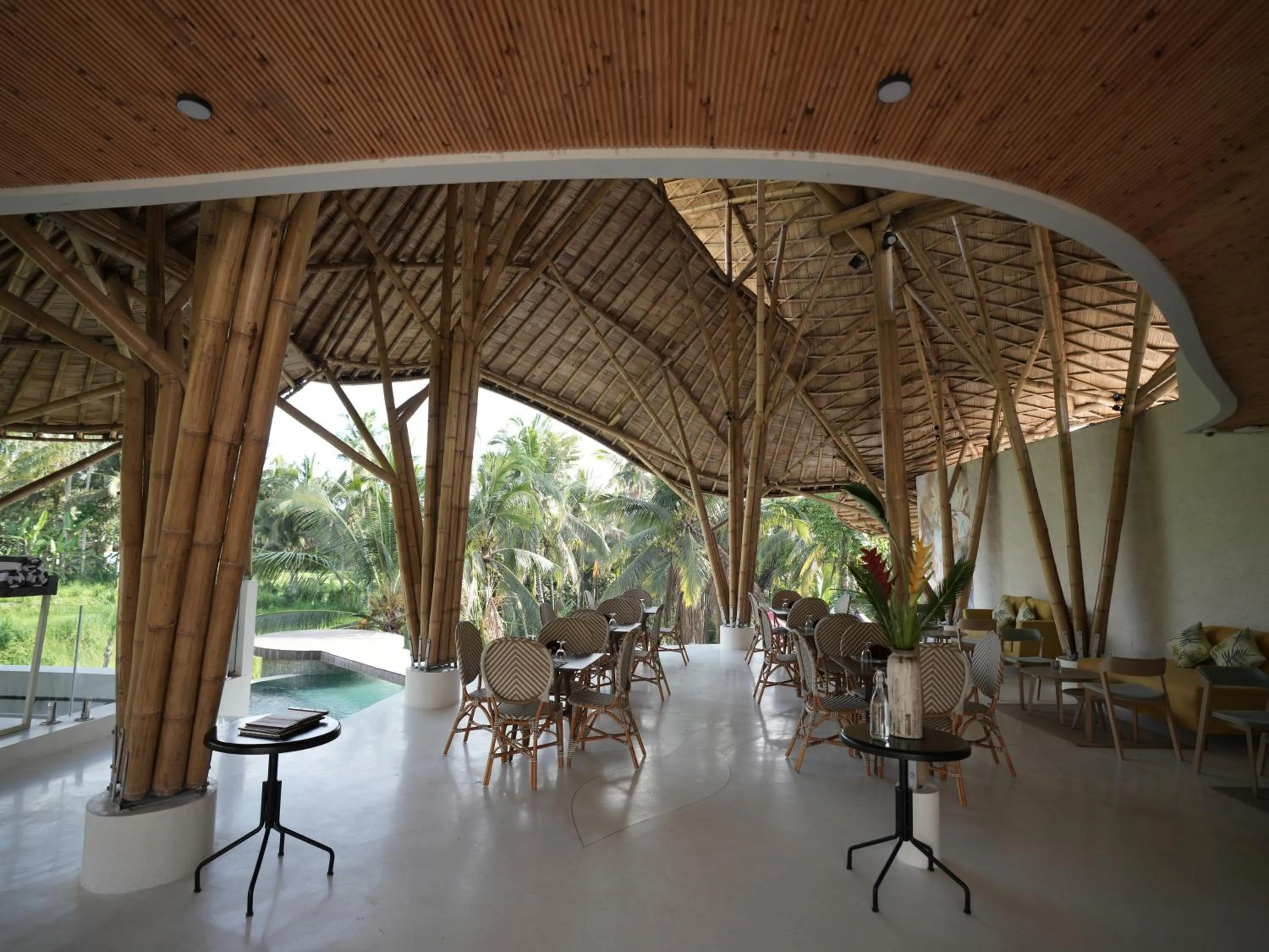 Restaurant/places to eat in Daun Lebar Villas