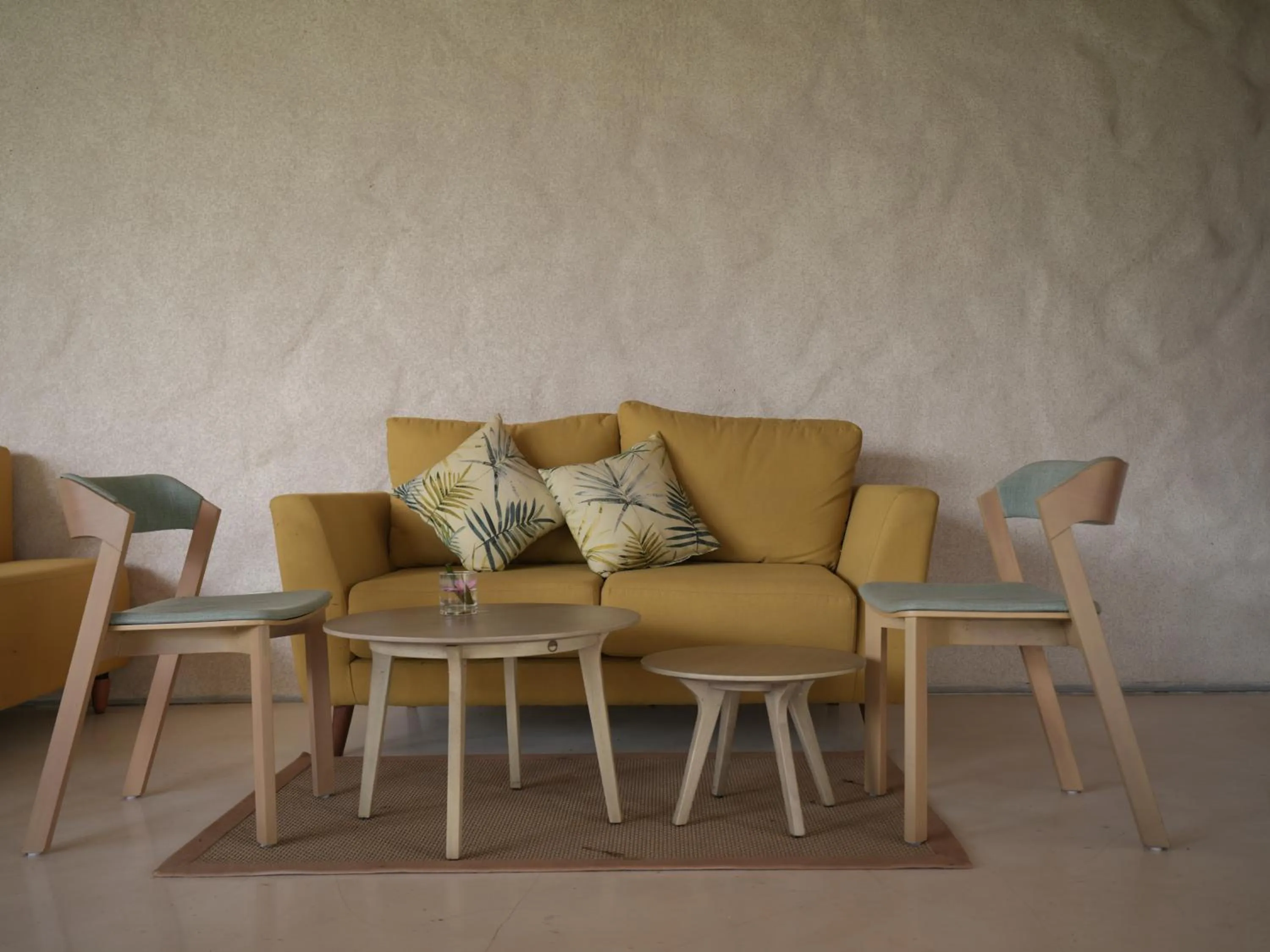 Restaurant/places to eat in Daun Lebar Villas