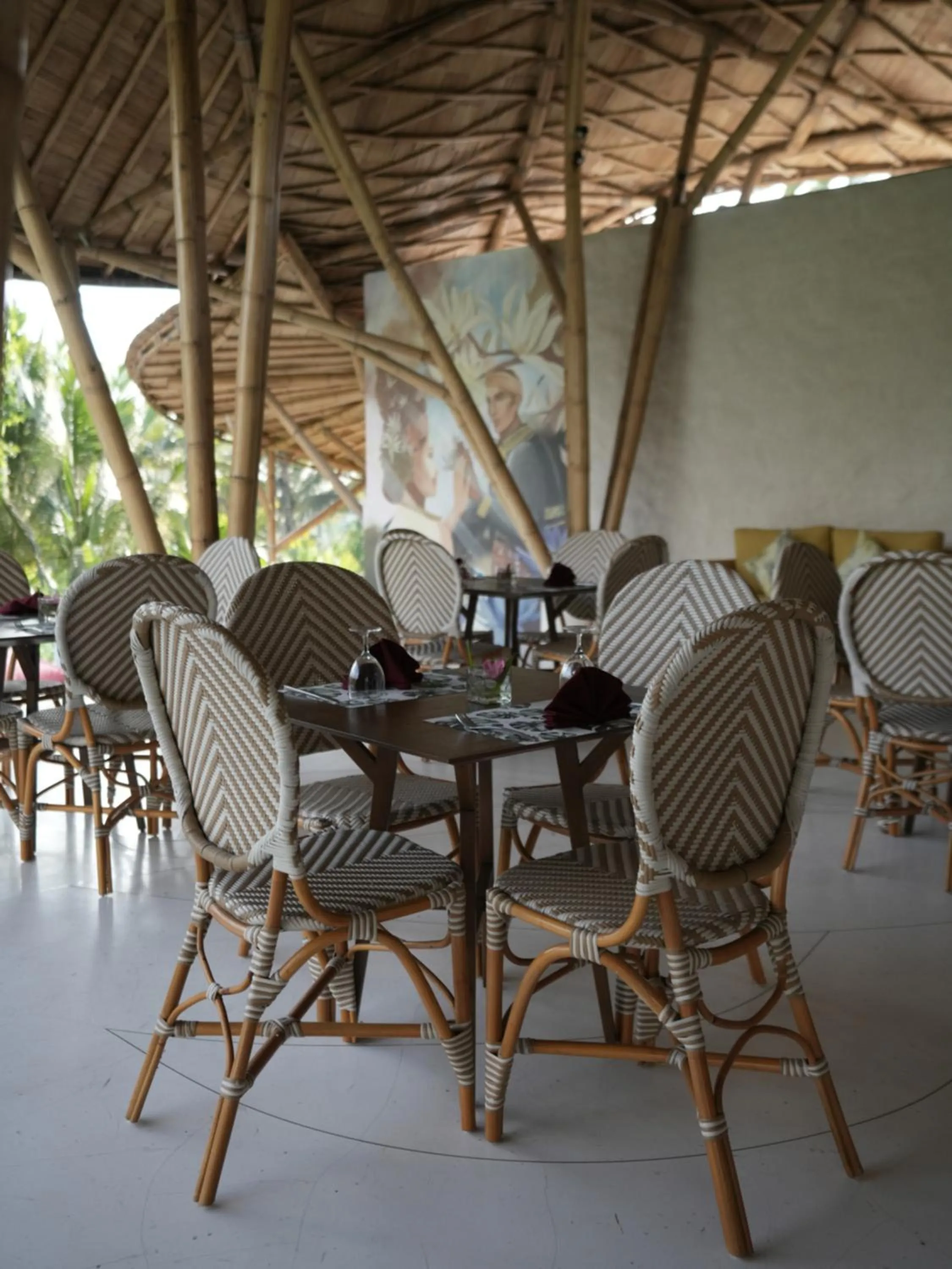 Restaurant/places to eat in Daun Lebar Villas