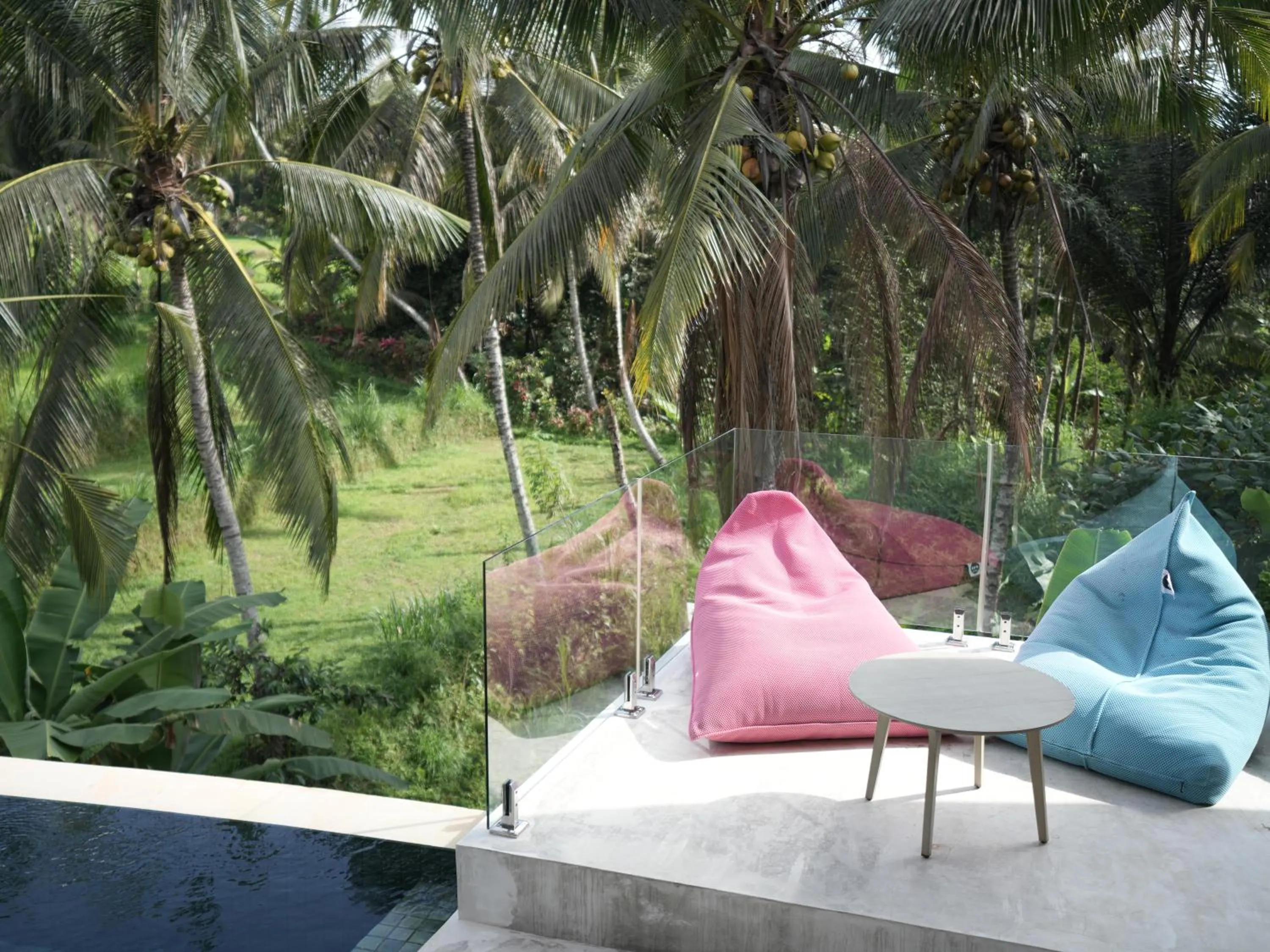 Restaurant/places to eat in Daun Lebar Villas