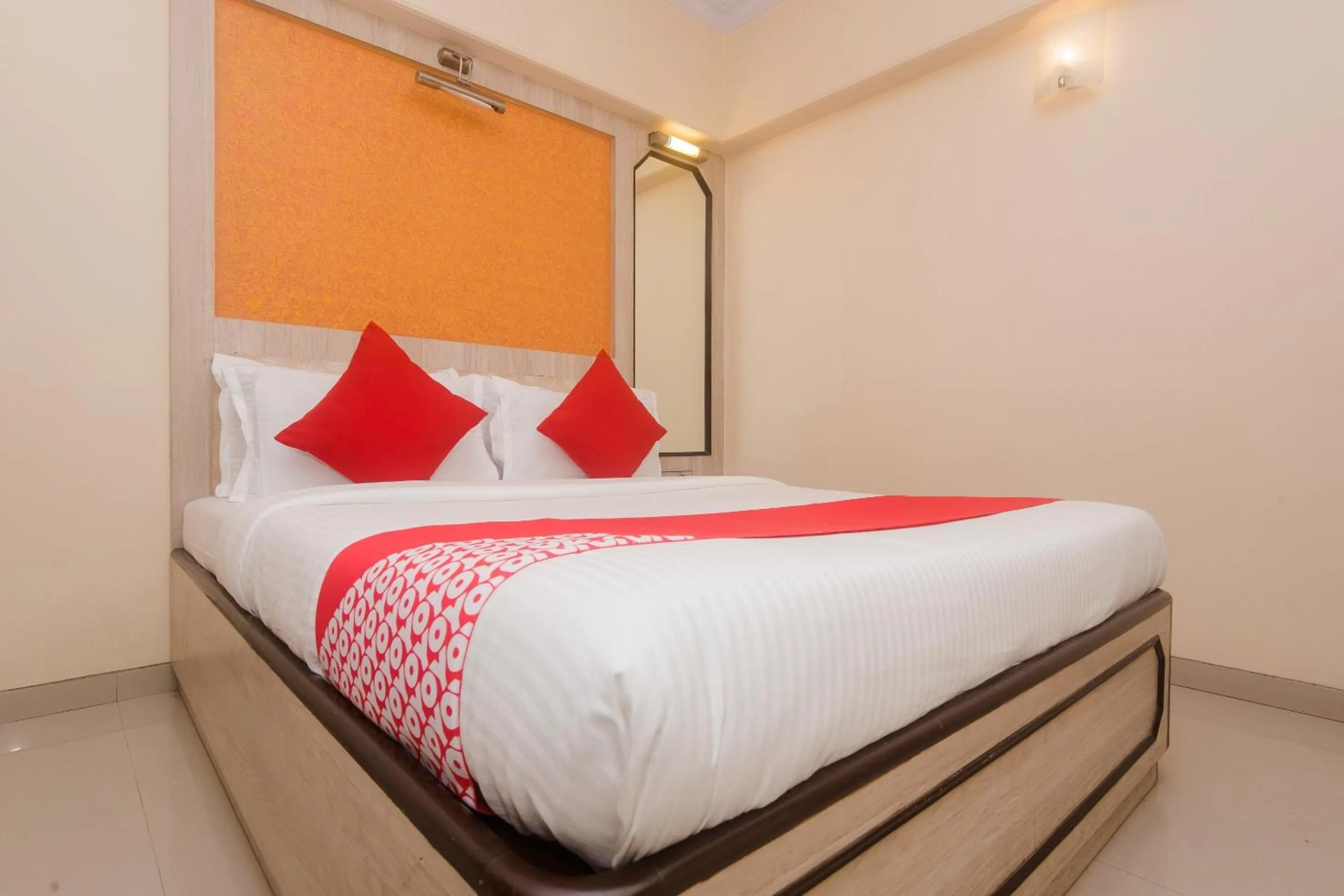 Facade/entrance, Bed in Hotel O Solitaire