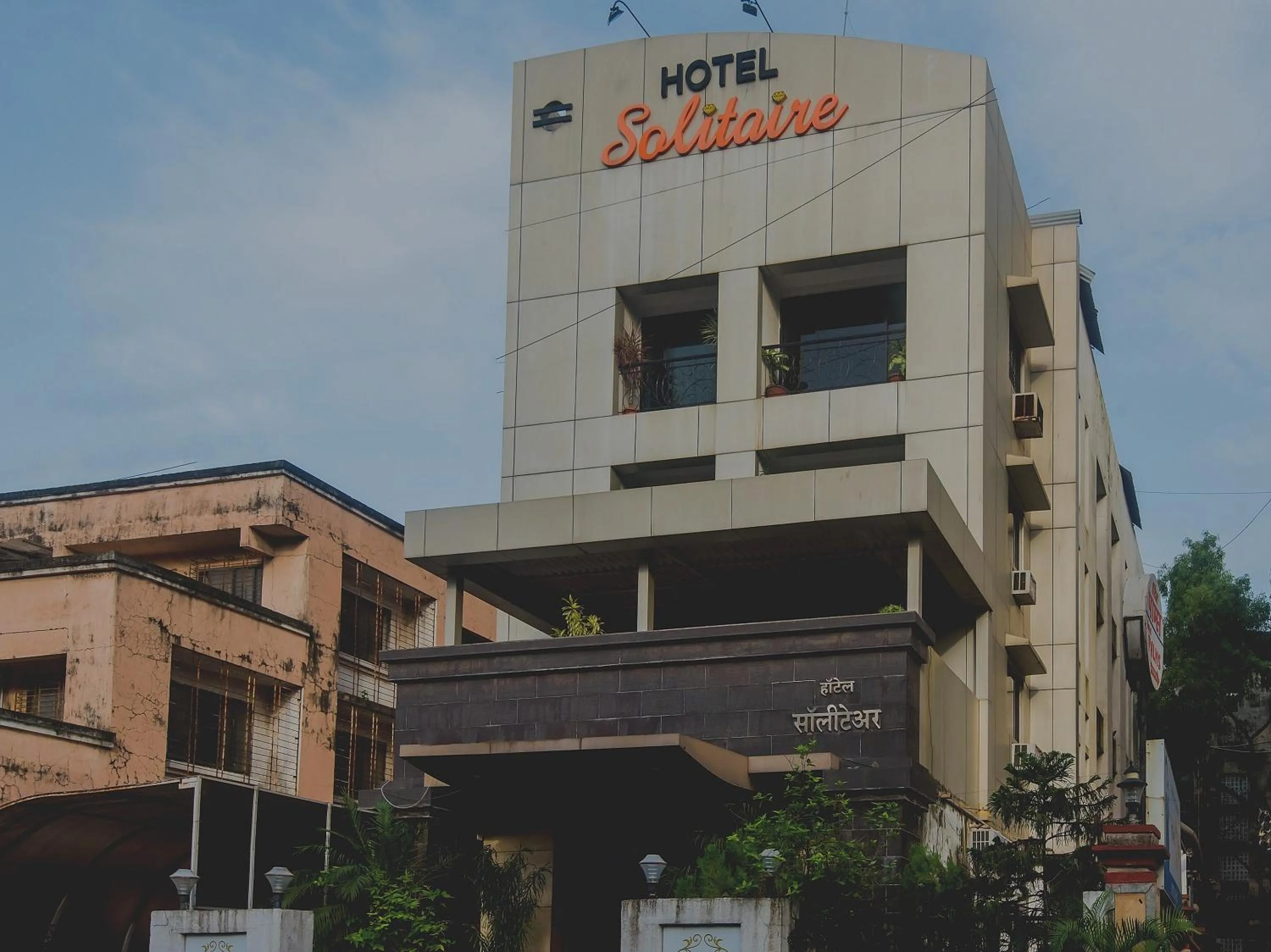 Facade/entrance in Hotel O Solitaire