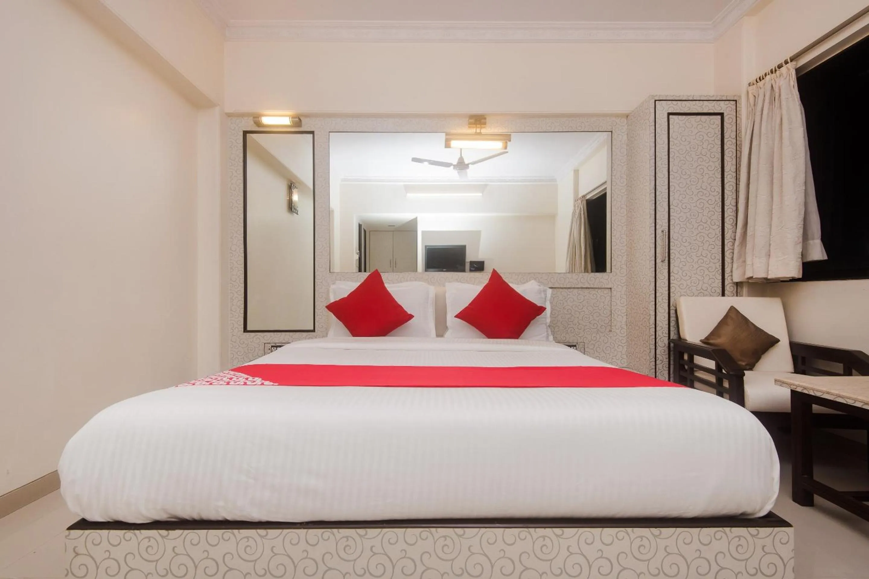 Facade/entrance, Bed in Hotel O Solitaire