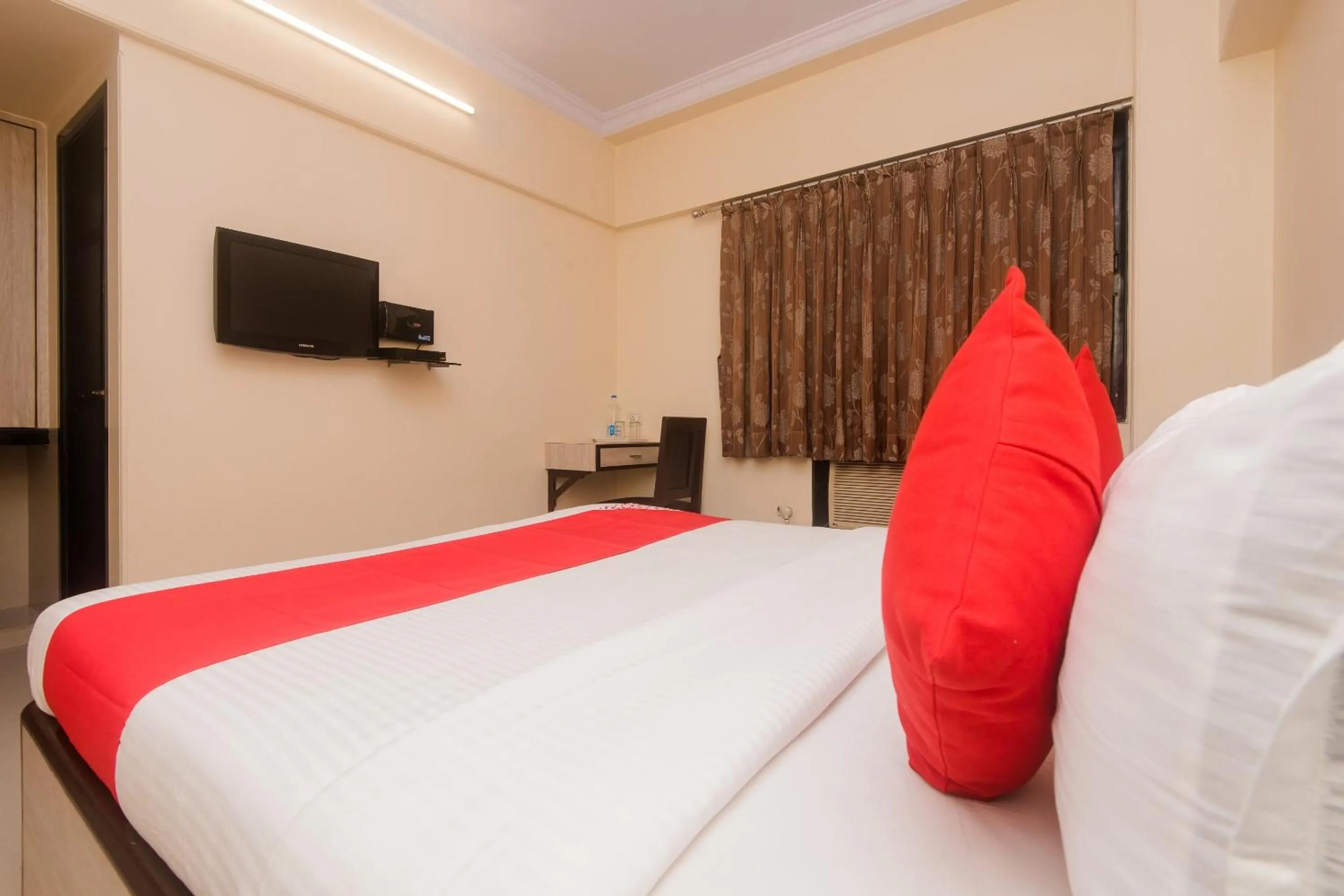 Bathroom, Bed in Hotel O Solitaire