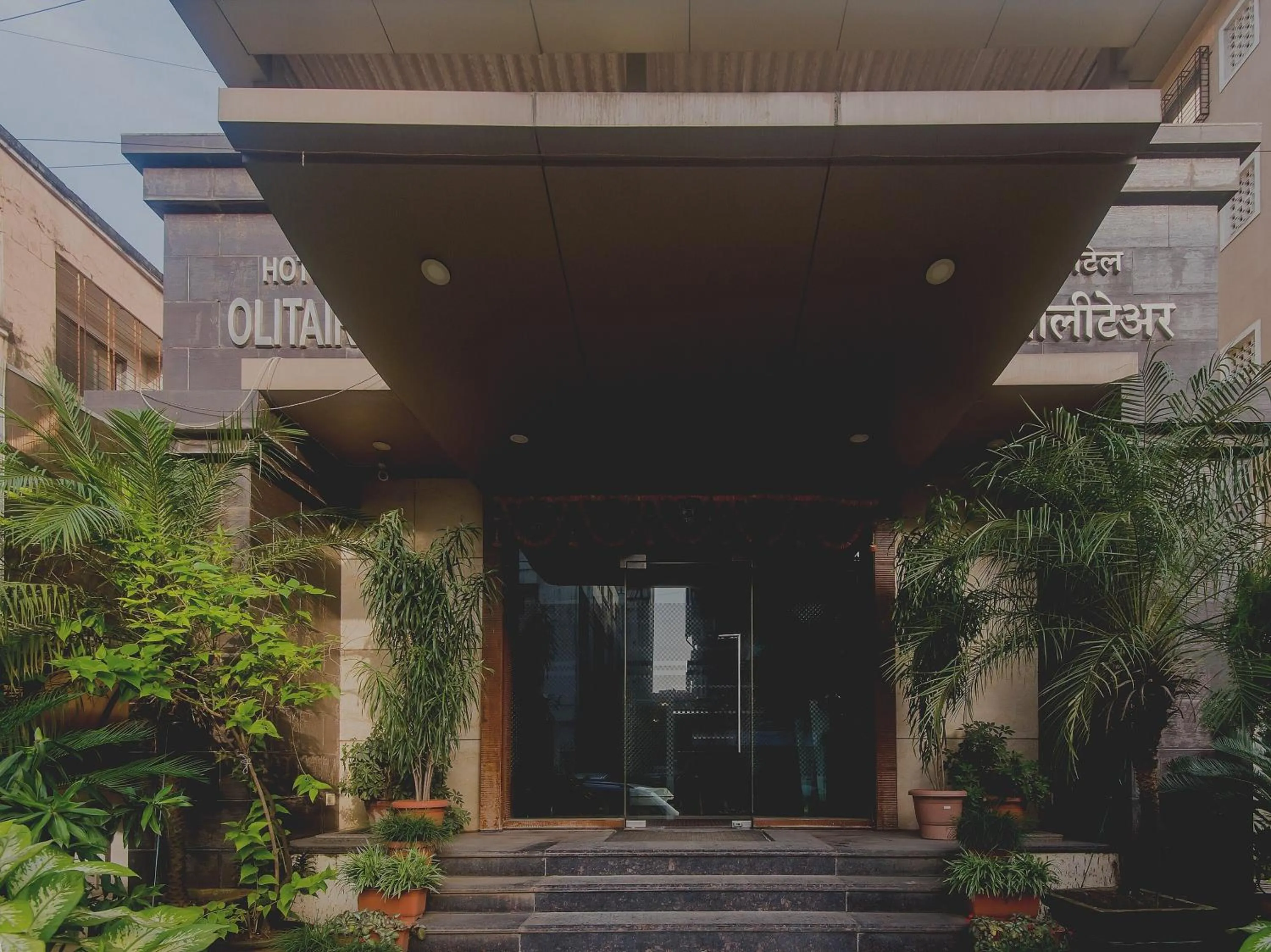 Facade/entrance in Hotel O Solitaire
