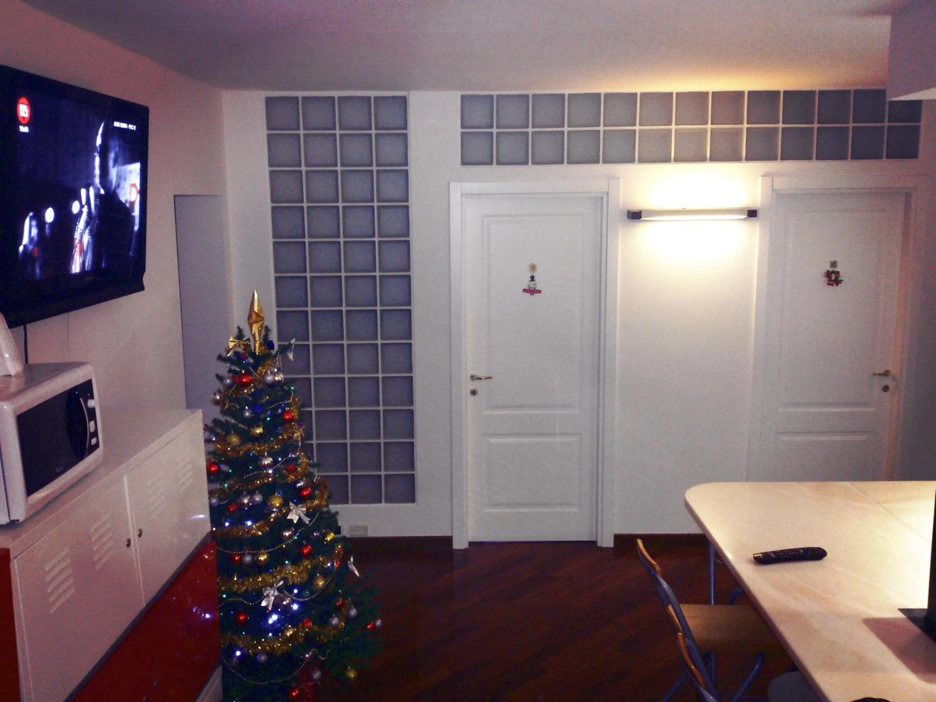 Communal lounge/ TV room in IL CASTELLO HOSTEL BOUTIQUE